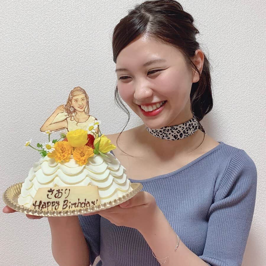 足立沙織さんのインスタグラム写真 - (足立沙織Instagram)「.﻿ 早くも誕生日を迎えました🎂﻿ しあわせなことに沢山嬉しい言葉をかけてもらって最高のいちにち、いちねんになりそうです☺︎🌸﻿ ﻿ そして﻿まさかの似顔絵ケーキ！丁度髪型被り！！ ﻿ そんなこんなで今日から沖縄で楽しみます〜🌺！ ﻿ ﻿ ﻿ ﻿ ﻿ #hbd#thankyou#specialday#happybirthday#birthday#fukuoka#cafuneee#instagood#instagram#instalike#l4l#f4f#fifth#hairarrange#birthdaycake #誕生日#フィフス#スカーフ#レオパード#レオパード柄#スカーフアレンジ#いいね返し#생일#생일토퍼#생일파티#생일케이크」6月17日 20時18分 - sao_ri_17