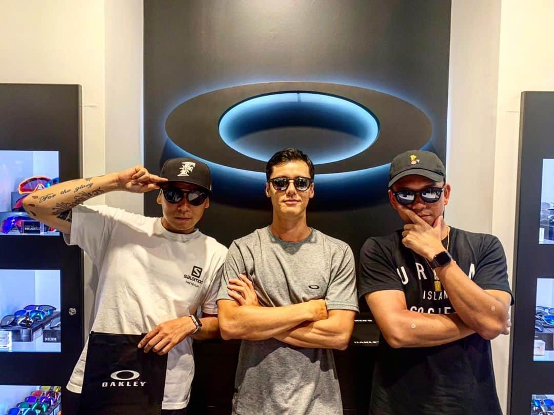 佐々木明さんのインスタグラム写真 - (佐々木明Instagram)「Thanks for good materials Oakley Japan 🇯🇵 ‘n Junya Nagata @juunnya . 原宿にデッカイメインのStoreがあるにもかかわらずららぽーと平塚でLINKする辺りが良い🤙 俺の山での活動もライフスタイルもOakleyでガッチリ自分のラインを攻めたいと思います。ジュンヤありがとう🙏  #oakley #oakleyjapan #ららぽーと平塚 #湘南 #sunglasses #eyewears #mightysurfclub #mightysnowclub #Mightycrown #JunyaNagata」6月17日 20時19分 - akiraexploring