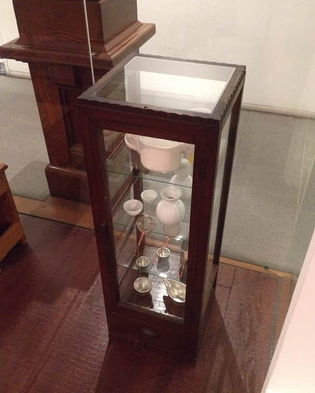 職人.comさんのインスタグラム写真 - (職人.comInstagram)「最近追加した #職人ドットコム三条ショールーム の #什器 です。#大正モダン そのもので、同じく #大正建築 の #旧不動貯金銀行 #SACRAビル と雰囲気も合います。ようやく定位置が見つかりました。@shokunincom  #職人ドットコム #京都市 #手仕事 #暮らしの道具 #そうだ京都行こう #暮らしを楽しむ #京都旅行 #京都巡り #京都観光 #京都散策 #京都散歩 #モノづくり #ものづくり #工芸品 #民芸 #民藝 #民芸品 #手工芸 #日本製 #店舗什器 #アンティーク家具 #アンティーク」6月17日 20時20分 - shokunincom