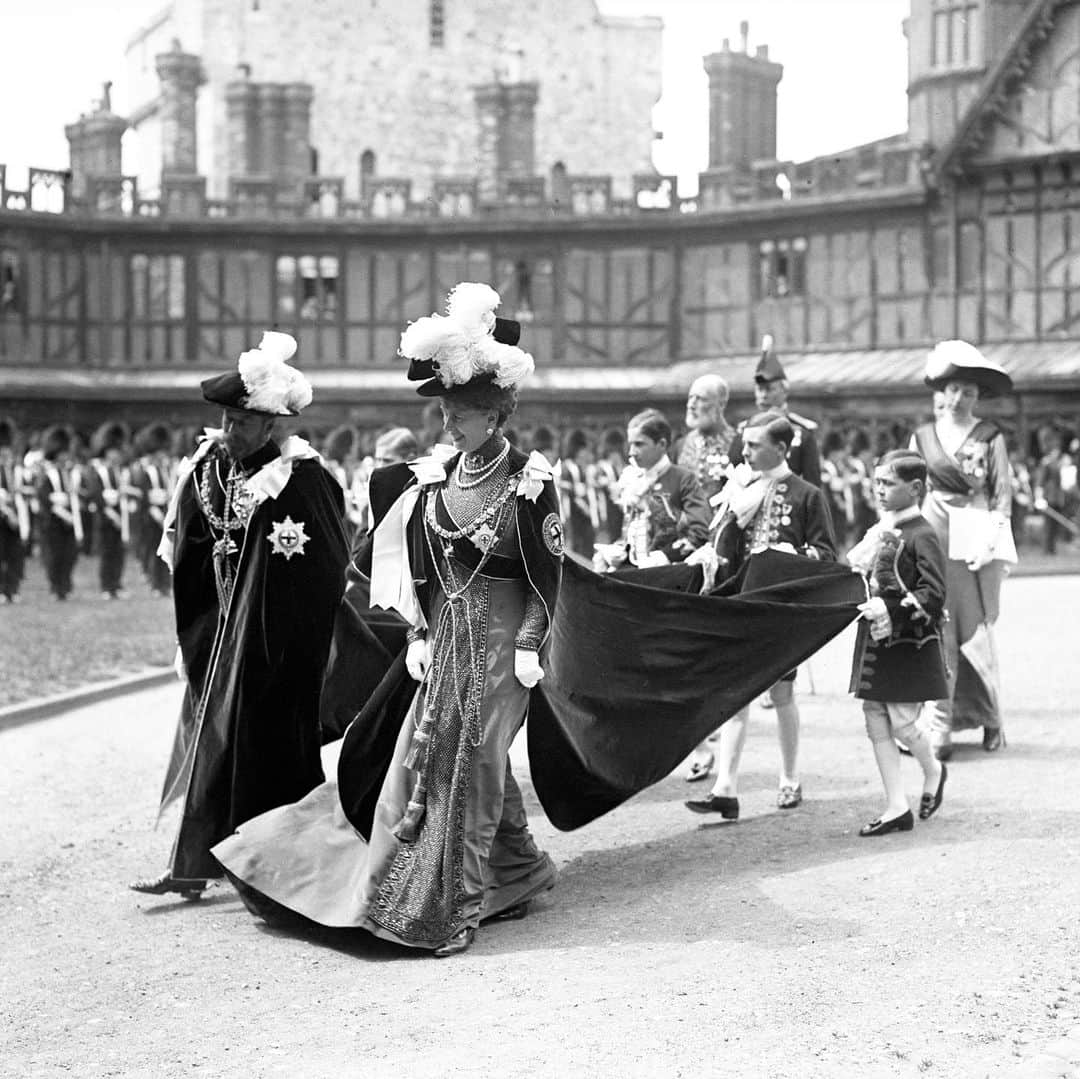 ロイヤル・ファミリーさんのインスタグラム写真 - (ロイヤル・ファミリーInstagram)「Today is Garter Day! The Queen and members of The Royal Family will attend a service and a ceremony at Windsor Castle where new appointments to “The Order of the Garter” will be made.  The King of Spain and The King of the Netherlands will also attend this year’s Garter Day, during which they were installed in St. George’s Chapel as Supernumerary, or ‘Stranger’, Knights of the Garter.  The Garter Day tradition dates back over 700 years when, in medieval times, King Edward III was inspired by tales of King Arthur and the chivalry of the Knights of the Round Table that he set up his own group of honourable knights, called the Order of the Garter.  The Knights are chosen from a variety of backgrounds, in recognition for public service.  Today, the Order includes the Queen, who is Sovereign of the Garter, several senior Members of the Royal Family including the Prince of Wales and Duke of Cambridge, and twenty-four knights chosen in recognition of their work.  St George’s Chapel at Windsor Castle has been the spiritual home of the Order since its foundation.  In the Quire of the Chapel are brass stall plates recording the Order’s membership through the centuries. 📷1 shows King George V and Queen Mary at Garter Day, 📷 2 shows The Queen, then Princess Elizabeth in 1948, 📷 3 shows Knight of the Garter Sir Winston Churchill (centre in robes) in 1954 📷 4 shows Sir Winston Churchill’s stall plate  New appointments to "The Garter" will be invested in the Garter Throne Room and include a Lady Companion, athlete Lady Mary Peters, and a Knight Companion, the Marquess of Salisbury, a former Chairman of the Thames Diamond Jubilee Foundation.  Pictures 1-3: PA Images  Picture 4: Royal Communications」6月17日 20時20分 - theroyalfamily