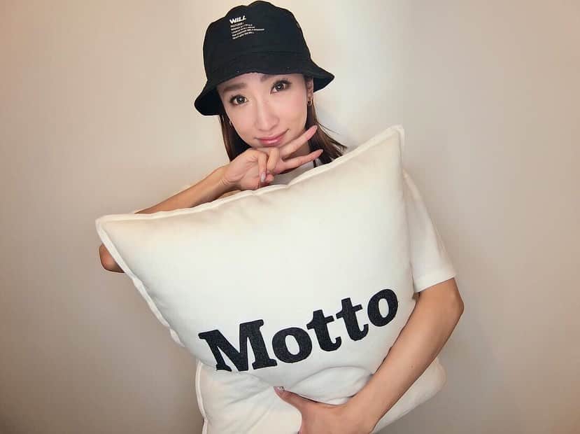 のインスタグラム：「💖 お友達のサロンで夏に向けてのケアしちょります‼︎ 全身脱毛と自分ではケアしにくい背中をメインに。 なにが驚くって全部合わせて 1時間かからなくって全部一緒にできちゃうのw😂 せっかちな私にとって最あーんど高‼︎ 今度はフェイシャルも一緒にしてもらおーと企み〜。 店舗も色々あってコスパもかなり良く効果も実感できるのでとってもおすすめです🤝 （親友におススメしたら心斎橋店へ勝手に通ってたw） @yuu_motto いつもありがと❣️ ． @motto_daikanyama #脱毛#代官山#背中ケア#メンズも通えるでぇ」