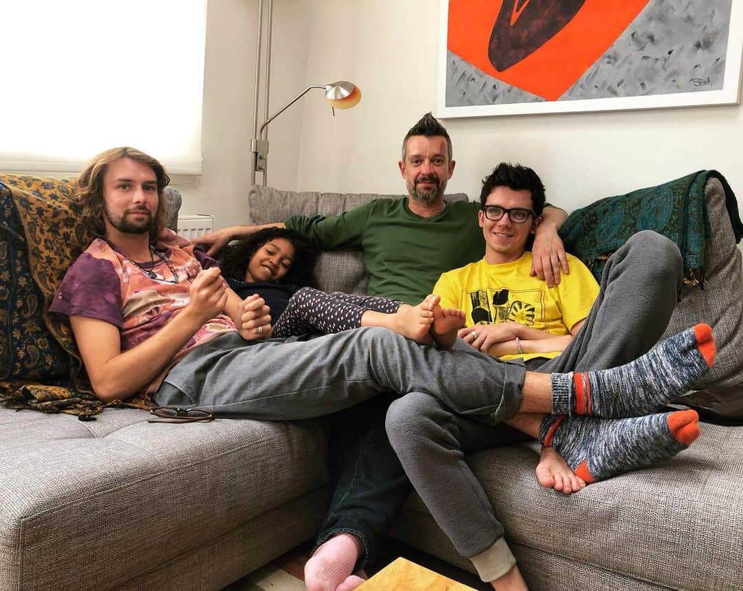 エイサ・バターフィールドのインスタグラム：「The Butter-fam.」