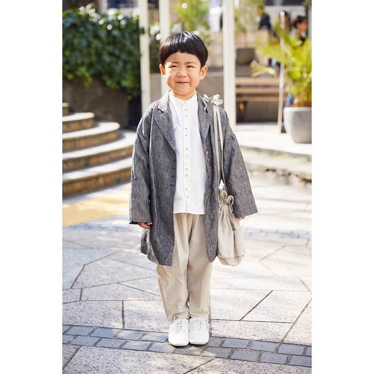 ハグマグ編集部さんのインスタグラム写真 - (ハグマグ編集部Instagram)「【HugMug SNAP】 着るだけでおしゃれに見えるノーカラーアイテムでリンク。キッズはジャケットで大人っぽく仕上げ。 . ちあきさん＆そらくん・7歳 . ［mama］ Onepiece：#nestrobe Pants：#オローネ Bag：#ardemsuo Shoes：#que_shoes . ［boy］ Coat：#codamari Shirt：#hutte Pants：#hutte Bag：#nestrobe Shoes：#forkandspoon . 詳しいコーディネートは、プロフィールから「mercidays by HugMug」をCHECK！ . #親子スナップ #snap #hugmug #ハグマグ #親子雑誌 #ママ雑誌 #mamacofashionsnap #ママファッション #ママコーデ #ママコーディネート #親子コーデ #おやこーで #リンクコーデ #親子リンクコーデ #大人カジュアル #今日のコーデ #kidsfashion #キッズコーデ #ナチュラルコーデ」6月17日 20時25分 - hugmug_insta