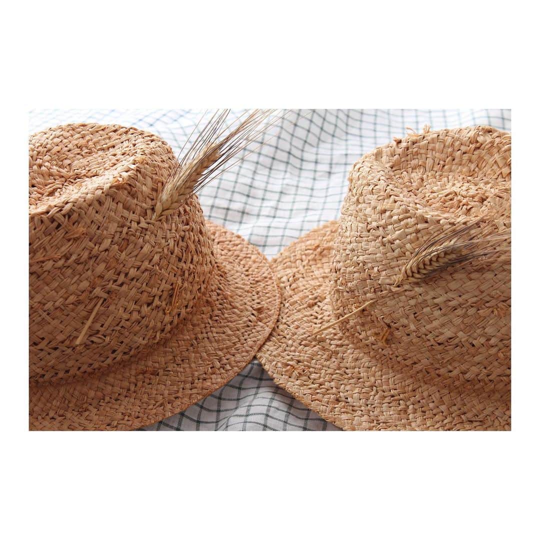 のインスタグラム：「Mühlbauer | #ss19 ▫️ SEPP + ART GRAF . These #hats are made of #vintage #raffiastraw . The hat decoration is a real #earofcorn 🌾 and refers to the collection theme #sweat  #vienna #hatmaker」
