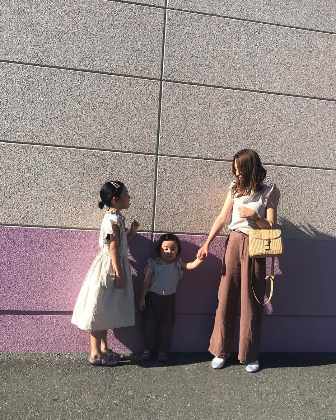 ayuさんのインスタグラム写真 - (ayuInstagram)「👧🏽👶🏽👩🏽. わかりにくいけど、この間のチェックのブラウスお揃い...♡ 🛒 @22j_boutique . 👧🏽onepiece: @22j_boutique . 👶🏽pants: #TAKEshop#楽天roomに載せてます . 👩🏽pants: @fifth_store . #親子#姉妹#6歳差#8歳#2歳#リネン#roomインフルエンサー#おそろい」6月17日 20時32分 - memeyuyu