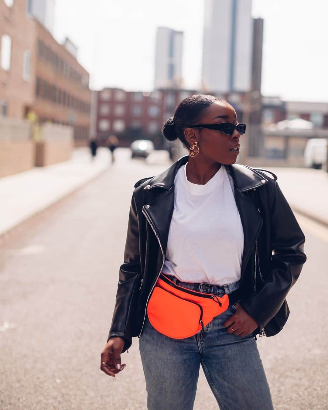 アクセサライズのインスタグラム：「Casual cool made effortless. From street-style looks to festival stages, our neon belt bag brings a sporty edge to any look. 📷 @remiafolabi 🔍 7906477100 Tap the link in the bio to shop now.  #Accesorize #Accessorizer」