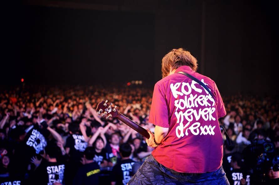 のインスタグラム：「. . 2019.06.15 "SATANIC CARNIVAL '19"  千葉・幕張メッセ . . . 何かを衝き動かすぶち壊すパワーが漲ってるのを感じております。  鳴らしてきた千葉バンドの誇りを背負ってステージに立った我々の物語を、たくさんの人が共有してくれて受け止めてくれたのが嬉しくて感動したわ。 . . それにしてもどのバンド見ててもどの瞬間も超刺激的で面白くてカッコいいフェスだったな。 あの場所で出会ったみんなと気が合わないわけないよな(笑)。 感謝。 また絶対出たい 出る絶対。 . ここからさらに磨きをかけて、研ぎ澄ませて自分の理想に近づいていきたいですねー。 . . photo by 半田安政 @yasumasahanda . . #SATANIC #サタニック #カーニバル #punk #loud #rock #CHIBA #幕張 #hotsquall #ホスコ #guitar」