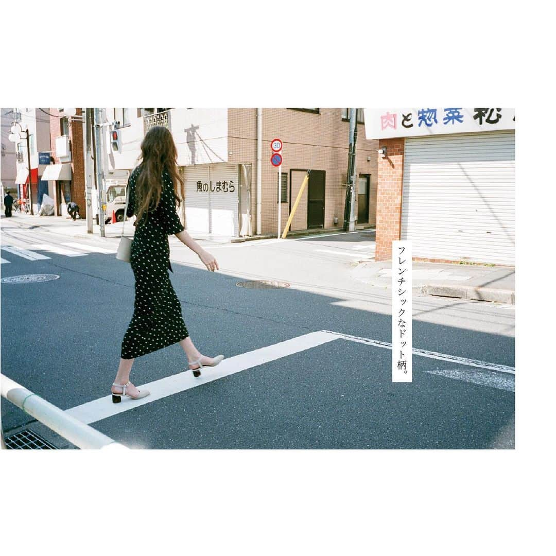 マウジーさんのインスタグラム写真 - (マウジーInstagram)「MOUSSY Capsule Collection 2019 Summer 6.21.fri Release. ------------------------------------ いつも通る道、なじみ深い場所。 角をまがると見えてくる小さな公園、 見慣れたアーケード街。 ㅤㅤㅤㅤㅤㅤㅤㅤㅤㅤㅤㅤㅤ 日常に溶け込みながらもほんの少し 特別な気持ちにさせてくれる、 そんなコレクションをお届けします。 ------------------------------------ ■WAIST TIE SHIRT(010CSB30-2500) ■COMFORT NARROW SKIRT(010CSB30-2510) ■FAUX TORTOISE HEEL PUMPS(010CSW52-2230) ■MINIMAL EMBOSS SHOULDER BAG(010CSW51-2250) ------------------------------------ 全国のMOUSSY店舗・SHEL'TTER WEBSTOREにて 6月21日(金)より発売開始。 また、発売に先駆け特設サイトにて入荷リクエスト受付中。 プロフィールトップより全ラインナップをご覧いただけます。 #MOUSSYCapsuleCollection #MOUSSY_CC #MOUSSY」6月17日 20時38分 - moussyofficial