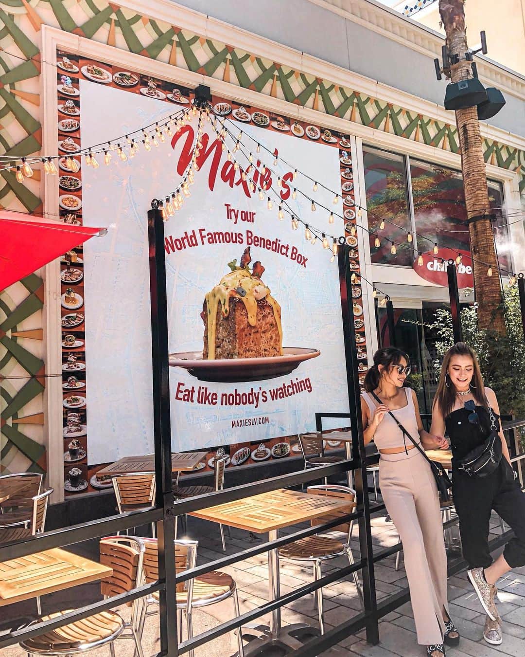 のインスタグラム：「﻿ ﻿ 食パン🍞を使ったメニューが人気らしい﻿ Maxie's🍴でがっつりランチ😚♡﻿ ﻿ BBQエッグベネディクトを頼んだら﻿ 2枚目の手前のやつが出てきた！笑笑﻿ ﻿ 予想していたやつとは違ったけど﻿ これがすごく美味しかった🥺💕💕﻿ ﻿ この日はセットアップ楽チンコーデ✌🏼﻿ ﻿ ﻿ #LasVegas﻿ #coordinate﻿ #lunch﻿ #brunch」