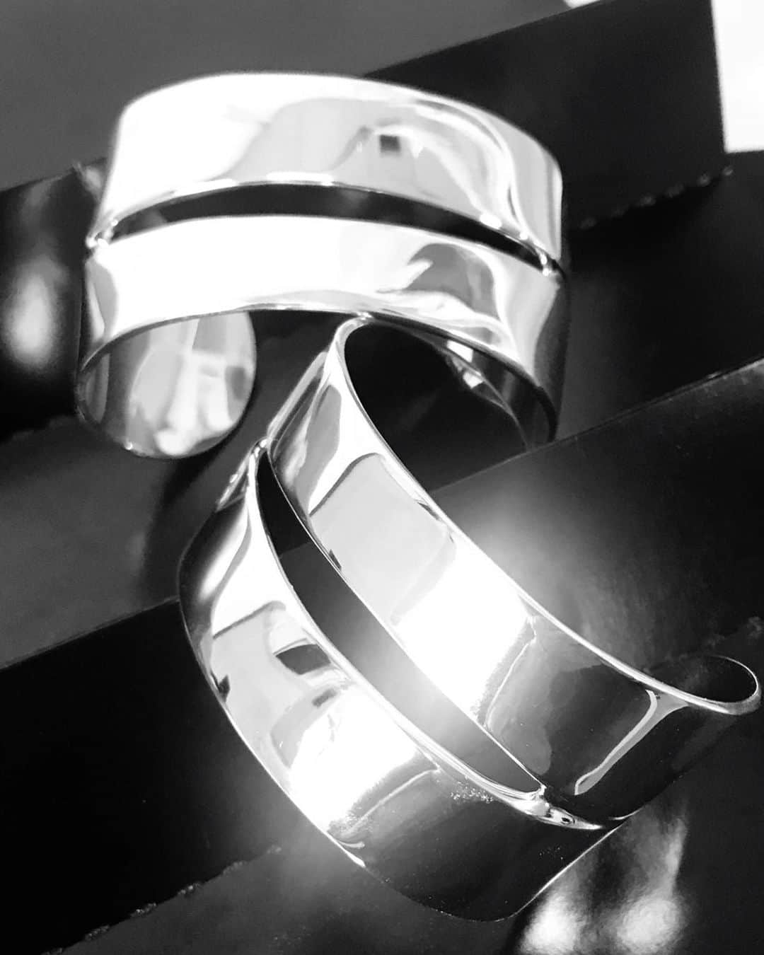 ホアキンベラオさんのインスタグラム写真 - (ホアキンベラオInstagram)「¿Qué os parecen estas #pulseras de plata de la colección Tokyo? Fantástico diseño atemporal ✨ #JoaquinBerao #joyas #joyasdeplata #complementos #accesorios #jewelry #jeweldesign #jewelryaddict #fashion #art #moda #handmade #madeinspain #JoaquinBeraoJapon #JoaquinBeraoMadrid #JoaquinBeraoMilan #JoaquinBeraoValencia」7月17日 1時19分 - joaquinberao