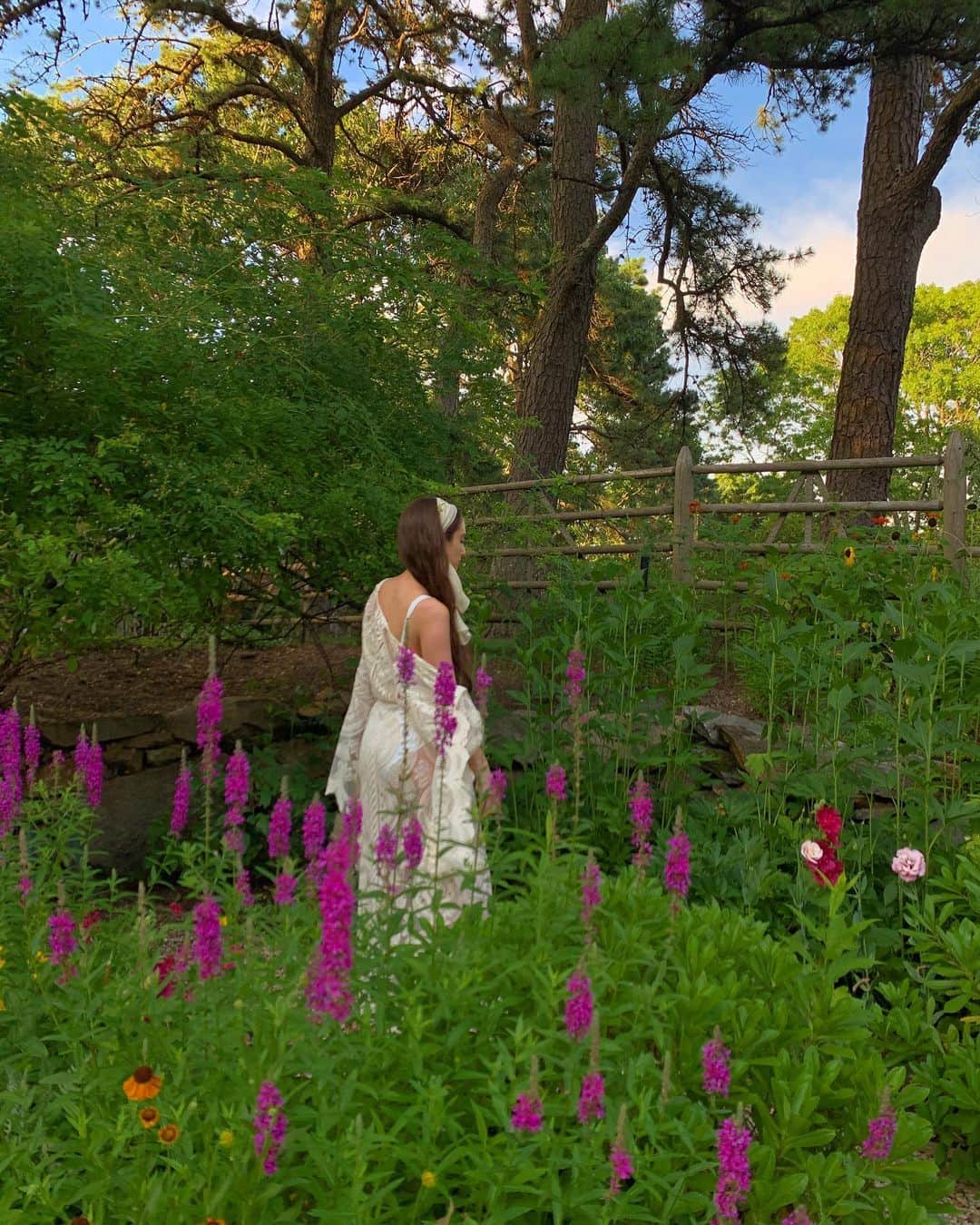 クリスティ・ブリンクリーさんのインスタグラム写真 - (クリスティ・ブリンクリーInstagram)「My  little Moonbeam Alexa has always been my muse. She is poetry in motion. I wanted my photos of her in our gardens to look like oil paintings. @alexarayjoel 🌸🌺👈🏼🕊💐swipe🌼🌿🌸✨🦚🌺🌻🌳🌺🌼🌿✨🌺 #art #muse #oilpainting #garden  #flowers」7月17日 1時19分 - christiebrinkley