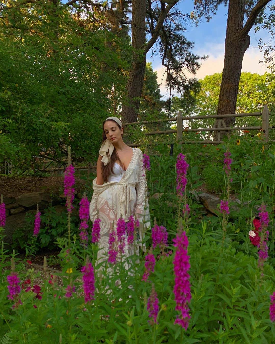 クリスティ・ブリンクリーさんのインスタグラム写真 - (クリスティ・ブリンクリーInstagram)「My  little Moonbeam Alexa has always been my muse. She is poetry in motion. I wanted my photos of her in our gardens to look like oil paintings. @alexarayjoel 🌸🌺👈🏼🕊💐swipe🌼🌿🌸✨🦚🌺🌻🌳🌺🌼🌿✨🌺 #art #muse #oilpainting #garden  #flowers」7月17日 1時19分 - christiebrinkley