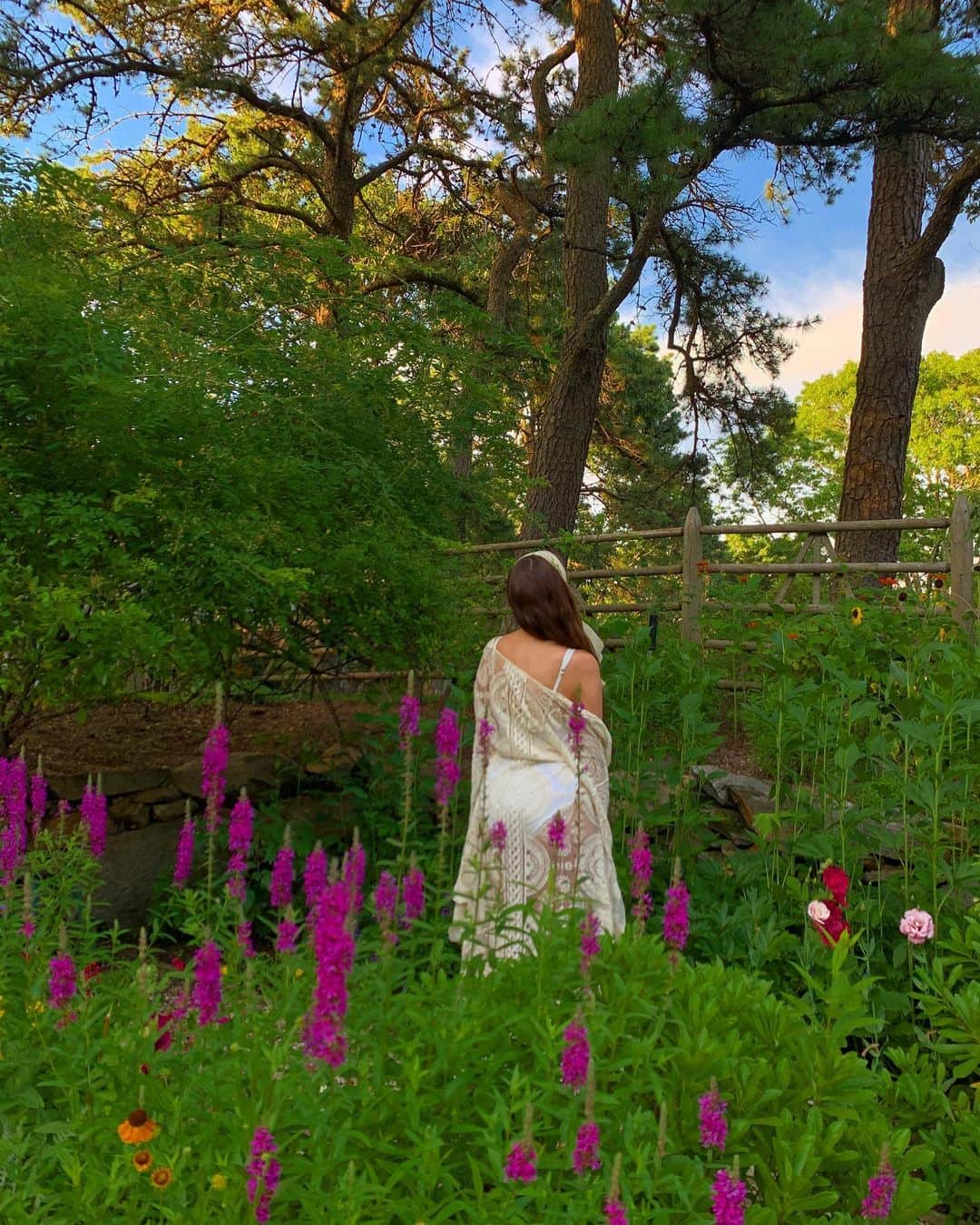 クリスティ・ブリンクリーさんのインスタグラム写真 - (クリスティ・ブリンクリーInstagram)「My  little Moonbeam Alexa has always been my muse. She is poetry in motion. I wanted my photos of her in our gardens to look like oil paintings. @alexarayjoel 🌸🌺👈🏼🕊💐swipe🌼🌿🌸✨🦚🌺🌻🌳🌺🌼🌿✨🌺 #art #muse #oilpainting #garden  #flowers」7月17日 1時19分 - christiebrinkley