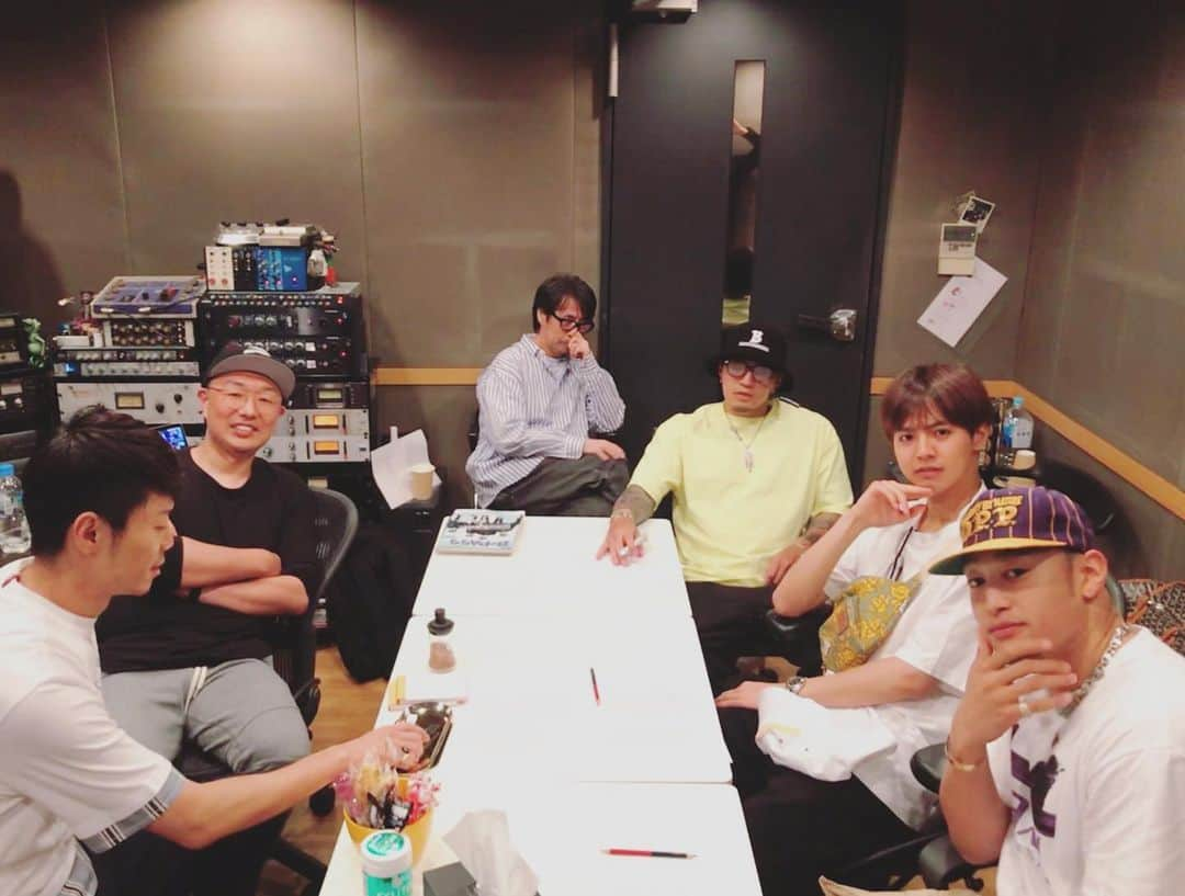 和田昌哉さんのインスタグラム写真 - (和田昌哉Instagram)「本日発売 GENERATIONS「Brand New Story」作詞&vocal directionをしております。この曲に関わる機会を頂けて最高に幸せでした。CWのControl Myselfもvocal directionで関わってます。  写真は左から僕 D.O.Iさん 佐藤達郎さん 数原くん 片寄くん(お2人はいつも歌最高) メンディーくん(ラップかっこいい)。一生残る思い出をありがとうございました！ 「きみと、波にのれたら」の主題歌のBrand New Storyですが、お2人の爽やかだけど何かを動かすような力強い歌声によって、たくさんの方々に届いていること、裏方として嬉しく思っています。  少し前の投稿にも書きましたが、僕がずっとお世話になっていたマネージャーさんが昨年亡くなりました。僕は何の恩返しもできないまま、彼女は突然いなくなってしまいました。  今も思い出すたびに胸が締め付けられる気持ちですが、この曲が流れるたびに天国のマネージャーさんに何か届いてないかな、届いていて欲しいな、と僕は勝手に願っています。#ずっと支えてくれてありがとう  #きみと波にのれたら  #GENERATIONS  #BrandNewStory #outtoday #iwrotethelyrics  GENERATIONS’ new single, Brand New Story is out today, which I wrote the lyrics of.  I did the vocal direction on this song and Control Myself (which is another gem) and I’m so blessed for this opportunity.  Brand New Story is a theme song for the animation movie, Ride Your Wave, and the song is also weaved into the story so beautifully.  Go see it in theaters!」7月17日 1時20分 - masayawada