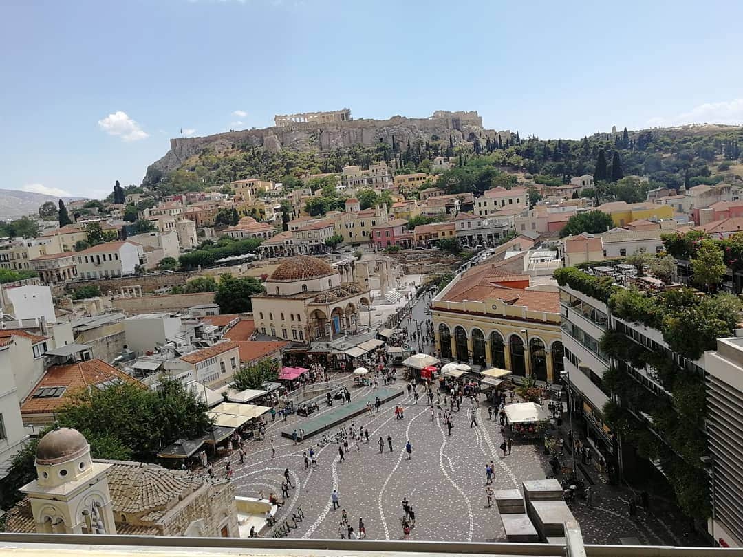 桐島瑞希さんのインスタグラム写真 - (桐島瑞希Instagram)「アテネの街を見下ろせるルーフトップバー🍸 真下にモナスティラキ広場が見える穴場スポット😎👍✨ こう見ると、パルテノン神殿がいかに高いところにあるか、分かるでしょ？🤣 ここで友達とはお別れ…😭 飛行機でミコノス島へ✈️🌺 #greece #ギリシャ #ギリシャ旅行 #athens #アテネ #アテネ旅行 #海外旅行好きな人と繋がりたい #海外旅行 #旅したくなるフォト #travelphotography」7月17日 1時15分 - mizkirisiii