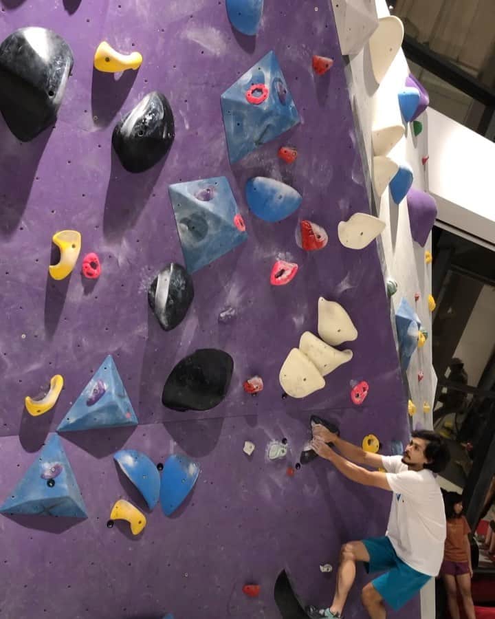 ハキム・カスバンのインスタグラム：「I like being in control when I climb so I never feel particularly confident on jumps or coordination moves but today I took a bit of time to visualize myself succeeding on these moves. I got both double clutches on the first try! . Reminder: It is always worth the mental effort spent on visualization. Usually saves that bit on physical effort or attempts in competitions. . 📹 @berizified @heavy.japan . #climbing #bouldering #indoorclimbing #climbinggym #sportclimbing #liveclimbrepeat #fortheclimb #climbinglife #climbing_is_my_passion #heavyjapan #tokyopowder #training #sports #athlete #singapore #climbing_worldwide #sgclimbers #passion #sgfitness」