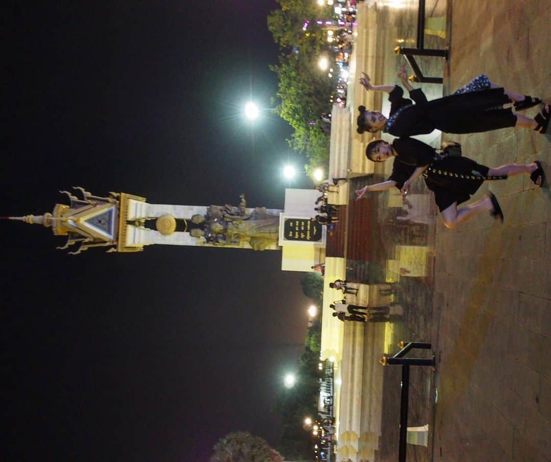 YU-KAさんのインスタグラム写真 - (YU-KAInstagram)「🇰🇭オフショット  AOとカンボジアの夜の街徘徊  #កម្ពុជា​ #ភ្នំពេញ​ #ពិធី​បុណ្យ​ផ្កាយ​ #ក្បាច់​រាំ​ #តេមពឹរ៉ា #ប្រទេស​ជប៉ុន​ #អរគុណ​ #សួស្តី #カンボジア #cambodia #Phnompenh #tempurakidz」7月16日 23時44分 - yuka19981114