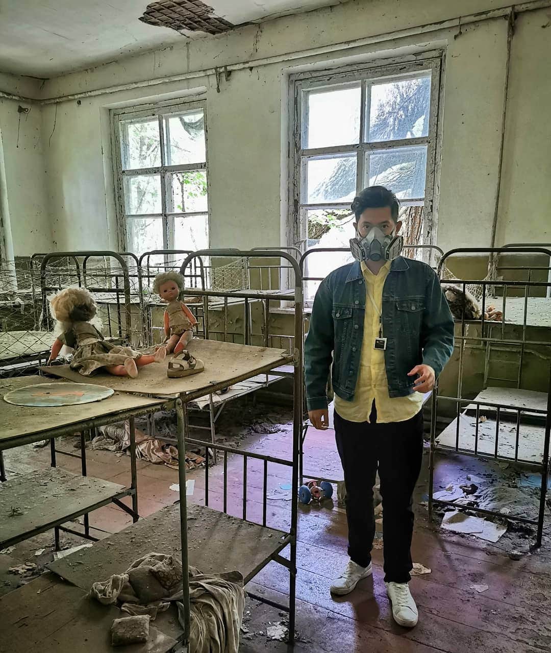 アイス・サランユーのインスタグラム：「When i'm in "Chernobyl"💥⛑👨‍⚕️ ห้องตุ๊กตาในตำนาน  ที่สุดก็ได้มาจนได้ ฝันดีครับ Ps.ขอบคุณทุกความรวมมือของชาวคณะครับ (พี่แนต,พี่แนน,พี่หมออ๊อฟ,พี่หมอจิว,ดร.โรม,Mike) For more Pic pls kindly check  @icesarunyu_official #icesarunyuaroundtheworld  #Chernobyl #ukraine」