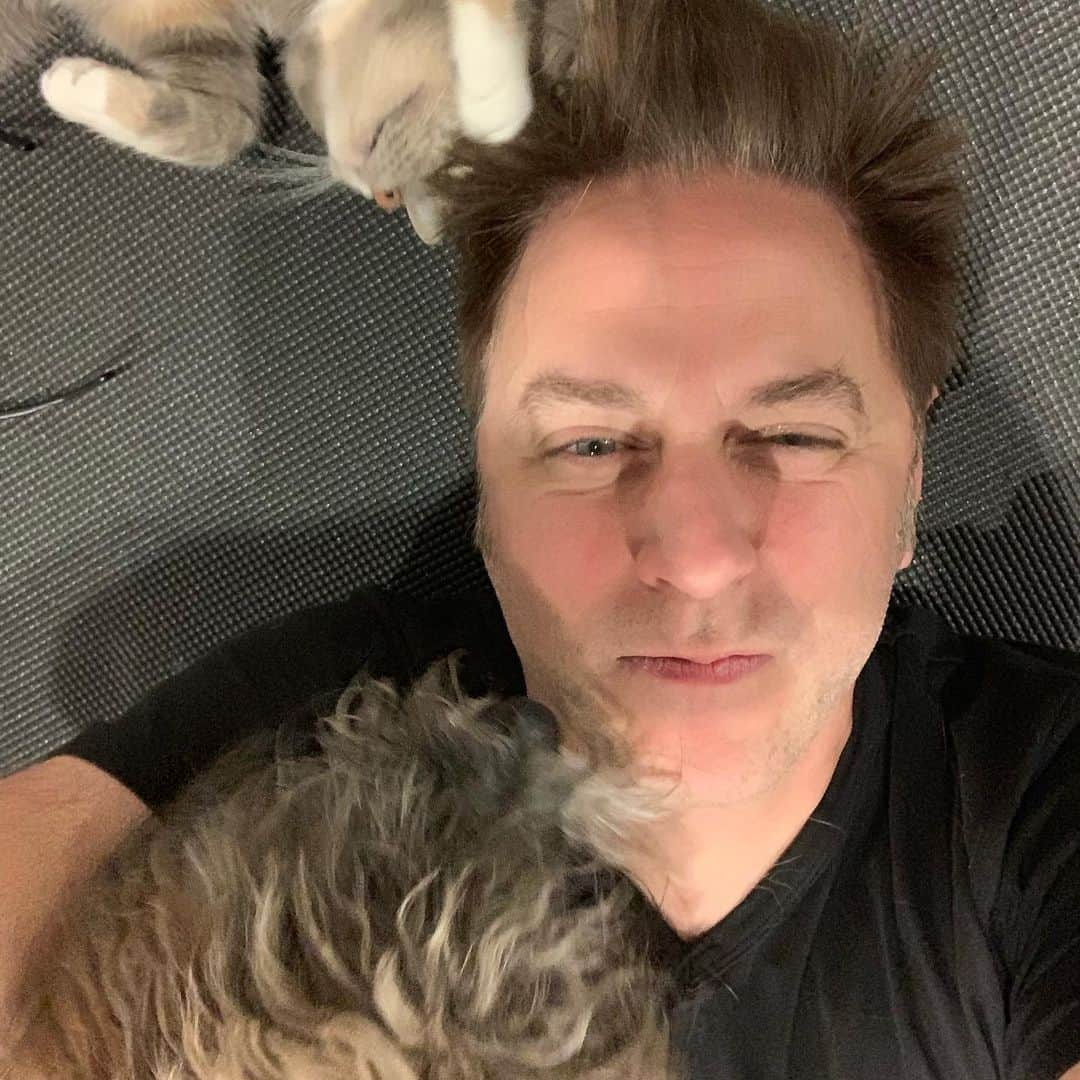 ジェームズ・ガンさんのインスタグラム写真 - (ジェームズ・ガンInstagram)「Working out isn’t easy when you have a posse. 😞🤬🐱🐶🐶 #vonspears #emilymonster #lolavonstinkerton」7月16日 23時50分 - jamesgunn