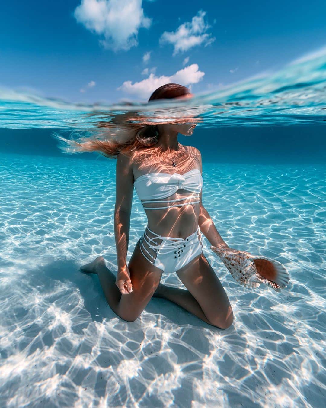 サシャ・カリスのインスタグラム：「Channeling my inner mermaid 🧜‍♀️ 👙 @revolve . . . #underwaterphotography #underwater #photography #travel #travelphotography #bahamas #sheisnotlost #speechlessplaces #girlsborntotravel #passionpassport #tlpicks #dametraveler #shetravels #meettheworld #darlingescapes」