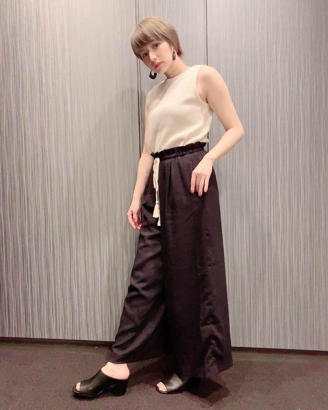 湊あかねさんのインスタグラム写真 - (湊あかねInstagram)「今日私服。  テーマ大人。笑 ラフラフラフが好き。  new✨サンダル👡  ブラックだから、なんでも合う🙆‍♀️ シンプルでめっちゃいい👍  #ミュールサンダル  #ブラック @heart_action」7月16日 23時54分 - akanesakae