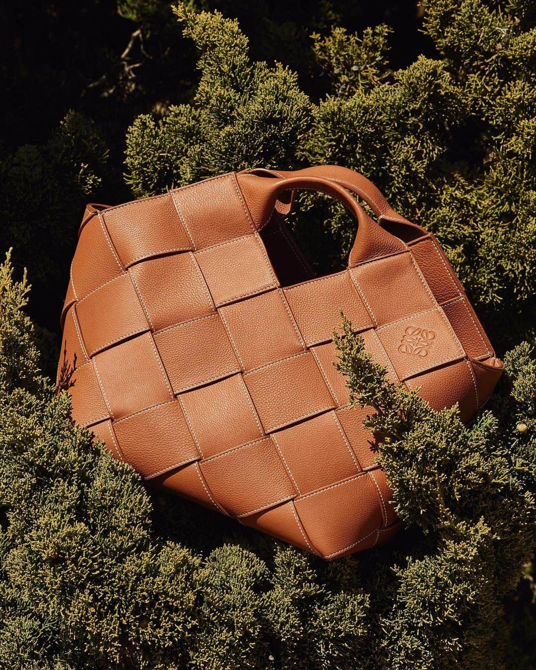 Saks Fifth Avenueのインスタグラム：「HANDBAG HEROES: @loewe’s leather basket bag is the ultimate handbag transformer. It can go from top handle to crossbody in a flash. #SaksStyle」