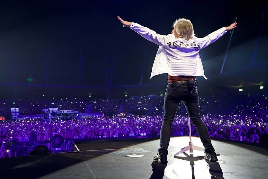 Bon Joviさんのインスタグラム写真 - (Bon JoviInstagram)「Four amazing shows last week! Thank you Madrid, Zurich, Warsaw, and Werchter 👏Who was there with us?? #thinfstour」7月16日 23時57分 - bonjovi