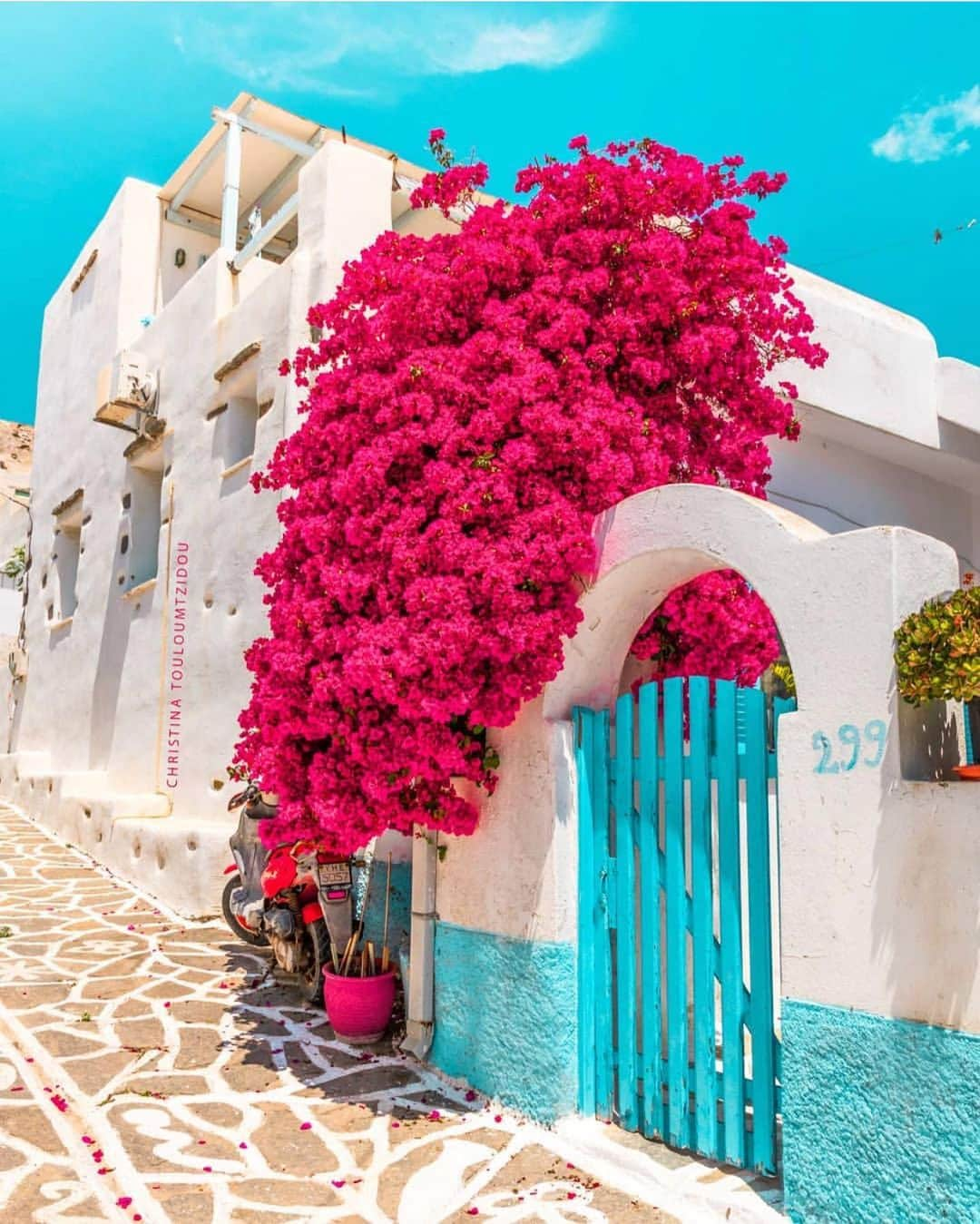 Wonderful Placesさんのインスタグラム写真 - (Wonderful PlacesInstagram)「If you love The Greek Islands follow ✨@thegreek.islands✨ for their amazing feed! ✨@thegreek.islands✨ . Which island is your favorite? 1 & 2. Mykonos 3 & 4. Santorini 5 & 6. Paros .  Pictures by ✨@christinatouloumtzidou✨」7月16日 23時59分 - wonderful_places