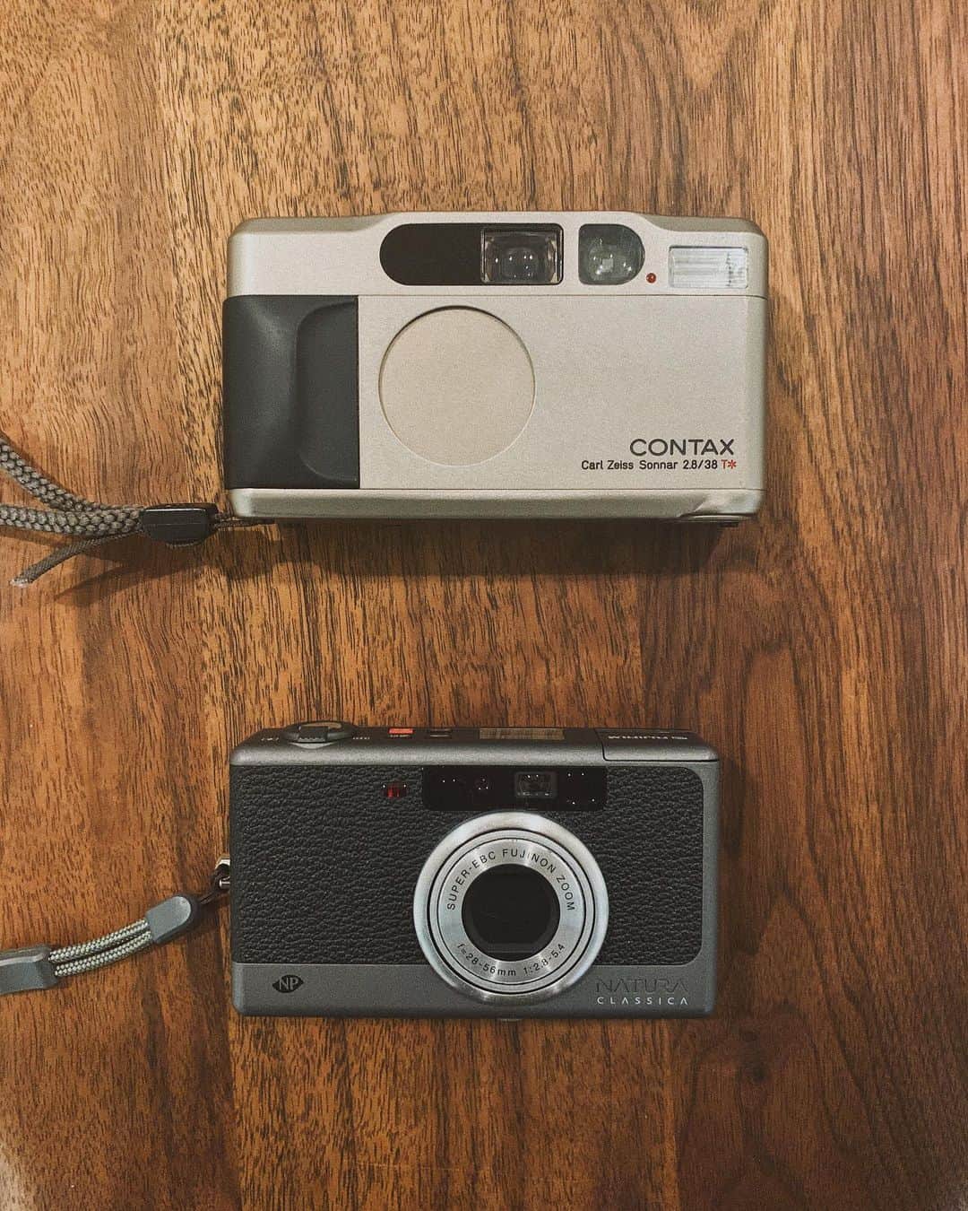 有末麻祐子さんのインスタグラム写真 - (有末麻祐子Instagram)「わたしのコンパクトフィルムカメラは 色々使ってみて、今はこの２つ📷🎞 ・CONTAX T2 1年ぐらい前かな？から使っています！これは高級コンパクトフィルムカメラと言われていまして チタン製でして、お値段も少々しますが流石の写りです。カメラマンさんでも普通に雑誌の紙面で使う人もいるぐらい。私も何人かのカメラマンに勧められてこの子を買いました！ もう一つは ・NATURA CLASSICA もう少しラフにカジュアルに使える２台目が欲しくて、こちらにしました✊🏻 こちらは手のひらサイズでポッケにも入るし軽い。見た目も可愛いしT2に比べたら操作ボタンも少なく ポチっと押すだけ。 写ルンですのちょっとグレードアップ版な感じかな？  どちらも違う良さがあっていいのよね！ 私のコンパクトフィルムカメラちゃん達でした😊 #filmcamera#contaxt2 #naturacrassica」7月17日 0時09分 - mayukoarisue