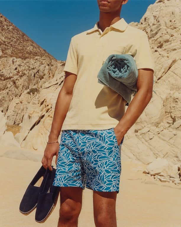 MR PORTERのインスタグラム：「Beat you to the beach ⁠ -⁣⁠ 🛒 Tom Ford Polo Shirt (1110920), Orlebar Brown Swim Shorts (1118567), Castañer Espadrilles (1129896), Bottega Veneta Towel (1099342) and Bracelet (1099342) available now via the link in bio. #MRPORTER」