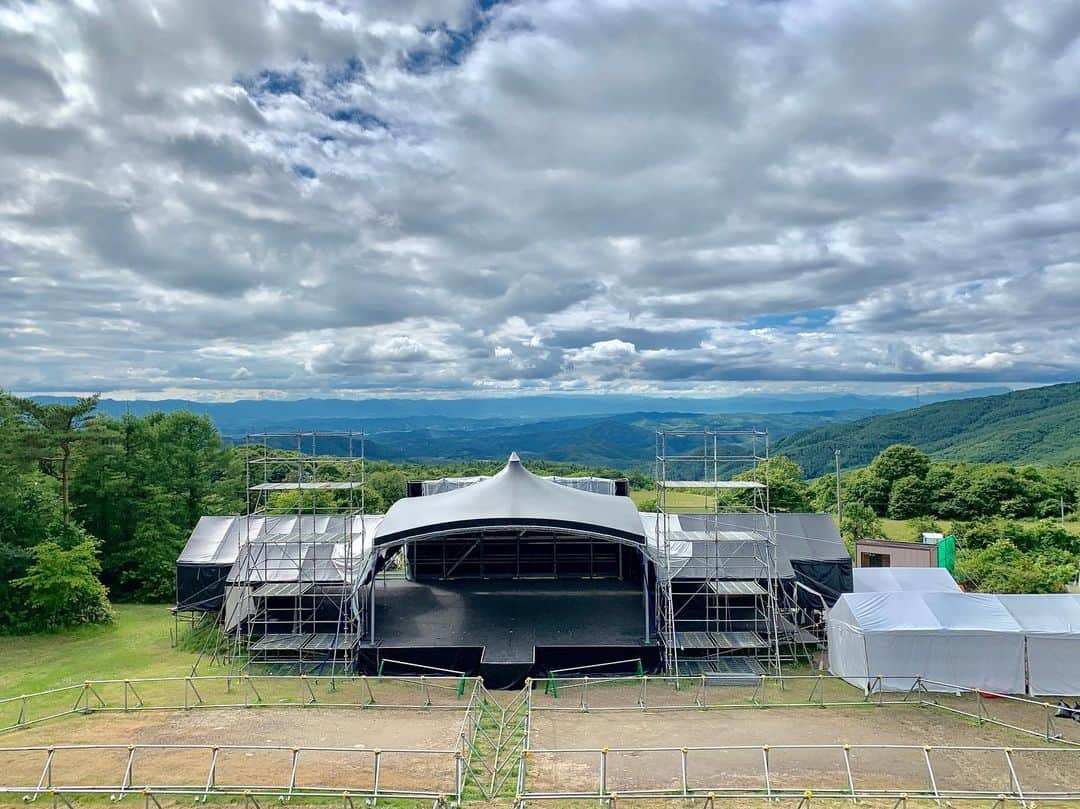 鹿野淳さんのインスタグラム写真 - (鹿野淳Instagram)「今年のKESEN ROCK FESが終わった。 この種山という、「近くで放牧している牛が狂ったりノイローゼになるから、ある程度の音量以上は出さないでくれ」と懇願されている場所での10回目の開催だった。  震災の前年に初めて行ったが、こんなにも無茶苦茶でこんなにも面白くてこんなにも上手く行きそうなのに上手く行っていないフェスに出逢ったのは初めてで、主催側にプロが1人もいないことを含め珍奇なフェスに無性に惹かれた。  ただ翌年の震災からこのフェスはただの珍奇なフェスではなく、大船渡と陸前高田と住田町のロック馬鹿がやっている珍奇なフェスに周りの捉え方が変わった。勿論僕もそうだ。  震災前から最高にイルで人間臭くてロックしかないフェスだったが、そこにやってやるとか、誰かと自分のためとか、出来るかな？ではなくやりたいからやる、という強さや底力がこのフェスや開催している奴らの中に芽生え、ケセンロックは生きるため、生き抜くために必要な、アホみたいに自由で笑えるアホみたいなフェスとなった。  沢山の小さな子供が遊びに来ていた。あいつらはきっとこのフェスが始まってから、震災が起きてから産まれた子たちだったが、最高にイカしたキッズばかりで、あんなキッズが1人でも多く、この山を登ってアホになって、アホみたいに最高なロックバンドのロックを喰らって欲しいと思った。 そんなアホなフェスはケセンしかないから、これからもKESEN ROCK FESTIVALをよろしくお願いします。」7月17日 0時07分 - sikappe