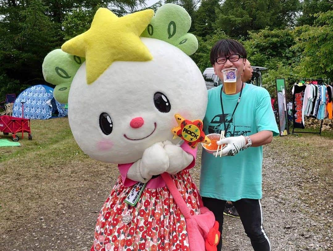 鹿野淳さんのインスタグラム写真 - (鹿野淳Instagram)「今年のKESEN ROCK FESが終わった。 この種山という、「近くで放牧している牛が狂ったりノイローゼになるから、ある程度の音量以上は出さないでくれ」と懇願されている場所での10回目の開催だった。  震災の前年に初めて行ったが、こんなにも無茶苦茶でこんなにも面白くてこんなにも上手く行きそうなのに上手く行っていないフェスに出逢ったのは初めてで、主催側にプロが1人もいないことを含め珍奇なフェスに無性に惹かれた。  ただ翌年の震災からこのフェスはただの珍奇なフェスではなく、大船渡と陸前高田と住田町のロック馬鹿がやっている珍奇なフェスに周りの捉え方が変わった。勿論僕もそうだ。  震災前から最高にイルで人間臭くてロックしかないフェスだったが、そこにやってやるとか、誰かと自分のためとか、出来るかな？ではなくやりたいからやる、という強さや底力がこのフェスや開催している奴らの中に芽生え、ケセンロックは生きるため、生き抜くために必要な、アホみたいに自由で笑えるアホみたいなフェスとなった。  沢山の小さな子供が遊びに来ていた。あいつらはきっとこのフェスが始まってから、震災が起きてから産まれた子たちだったが、最高にイカしたキッズばかりで、あんなキッズが1人でも多く、この山を登ってアホになって、アホみたいに最高なロックバンドのロックを喰らって欲しいと思った。 そんなアホなフェスはケセンしかないから、これからもKESEN ROCK FESTIVALをよろしくお願いします。」7月17日 0時07分 - sikappe