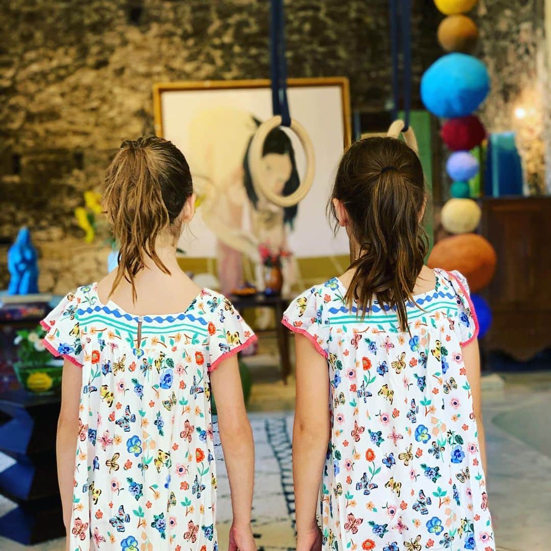 メアリー・マコーマックのインスタグラム：「Cousins contemplating the rings in the stunning house of aunt and uncle @annie_morris_studio and #idriskhan.  #france」