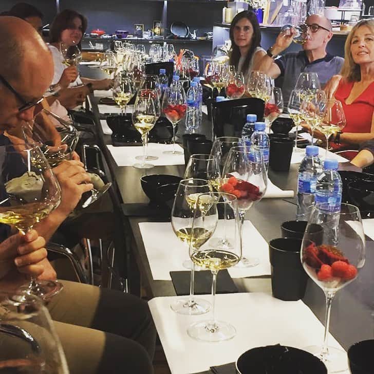 イタレッセさんのインスタグラム写真 - (イタレッセInstagram)「The smiles, the swaying glasses, the noses dipped into the stem glasses, the looks of those who have been kidnapped by the sensations associated to the wine tasting… Voilà some of the emotions of the recent Italesse Senses masterclass that took place in Barcelona. 🇪🇸 An experience that reaffirmed the importance of professional stem glasses respecting the uniqueness of wine and going beyond the conventions. 🍷 #italesse #design #glassware #glass #stemware #tableware #tasting #wine #winelife #winetime #winelover #winetasting #winegram #instawine #italessesenses #senses #aromas  #masterclass #glassware #sommelier #sommlife #casadelfin #barcelona #spain」7月17日 0時12分 - italesse