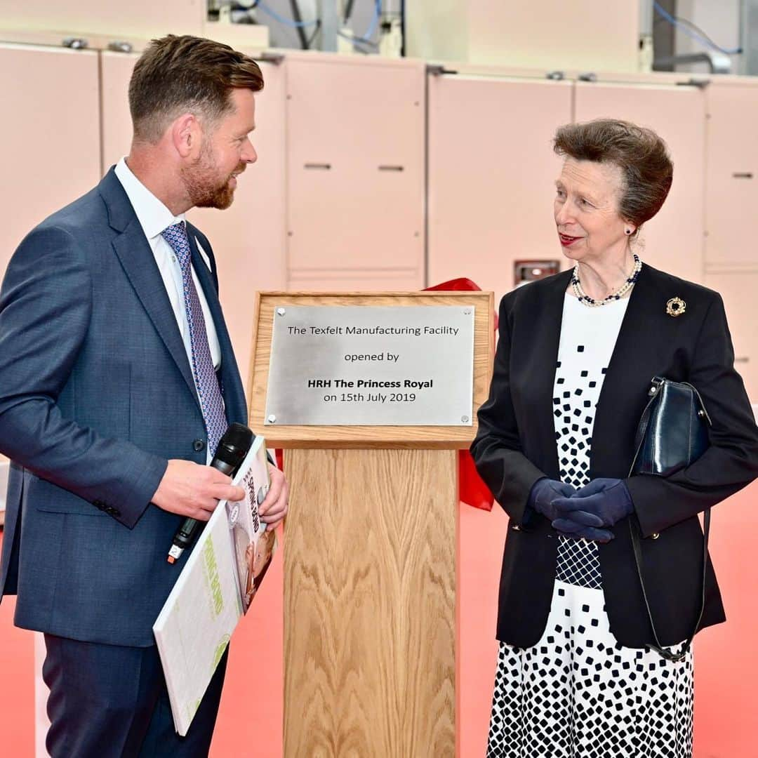 ロイヤル・ファミリーさんのインスタグラム写真 - (ロイヤル・ファミリーInstagram)「Yesterday, The Princess Royal visited Bradford to open a new textile factory.  A new manufacturing facility has been created at Texfelt, with £9 million being invested to future-proof the textile industry in Yorkshire.  The company, which is family run, produces a new eco-engineered carpet underlay which uses upcycled bottles in its production.  The plant is a collaboration between Texfelt and four other machinery manufacturers and is now using modern technology in an effort to become more environmentally sustainable.」7月17日 0時15分 - theroyalfamily