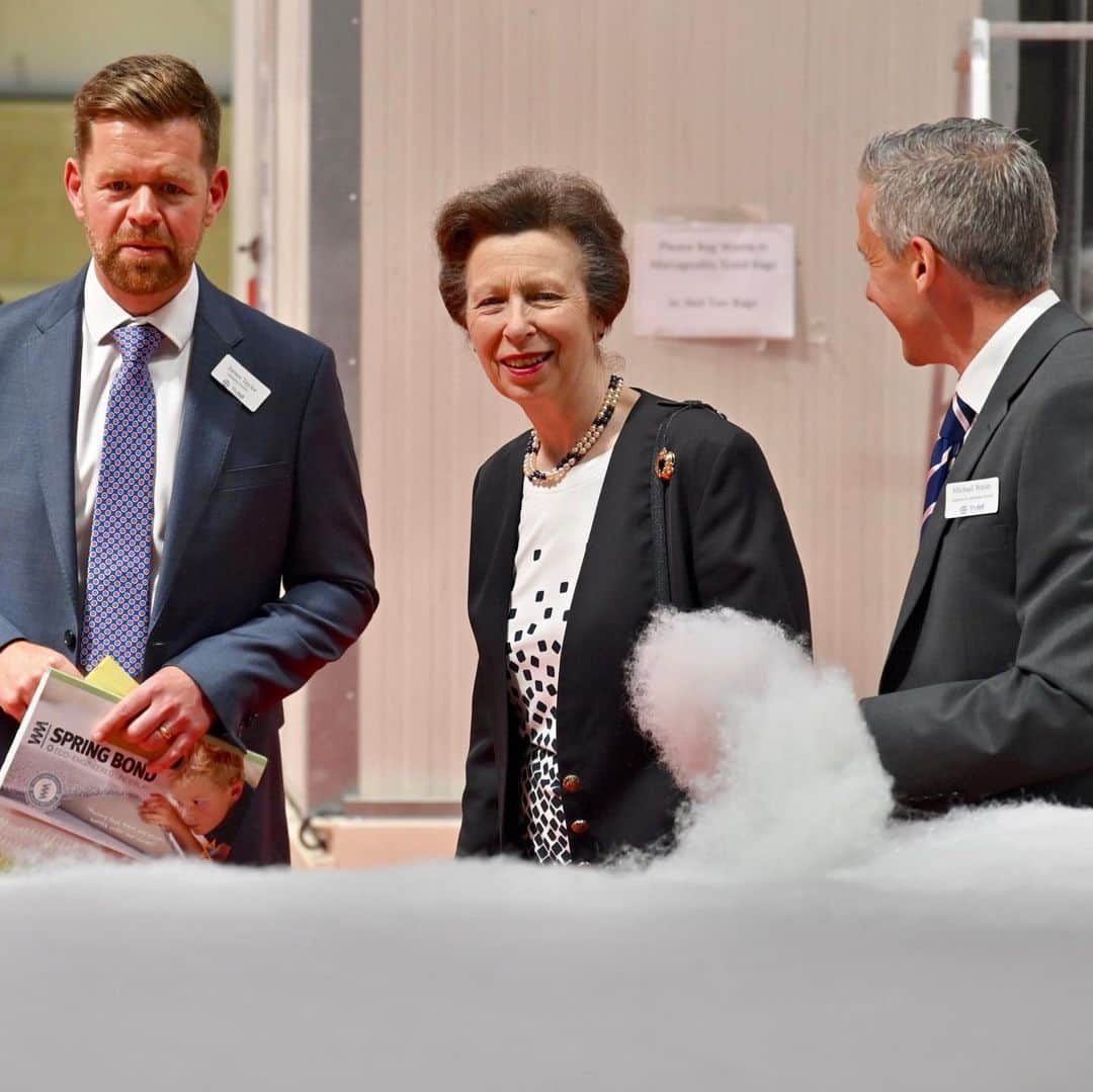 ロイヤル・ファミリーさんのインスタグラム写真 - (ロイヤル・ファミリーInstagram)「Yesterday, The Princess Royal visited Bradford to open a new textile factory.  A new manufacturing facility has been created at Texfelt, with £9 million being invested to future-proof the textile industry in Yorkshire.  The company, which is family run, produces a new eco-engineered carpet underlay which uses upcycled bottles in its production.  The plant is a collaboration between Texfelt and four other machinery manufacturers and is now using modern technology in an effort to become more environmentally sustainable.」7月17日 0時15分 - theroyalfamily