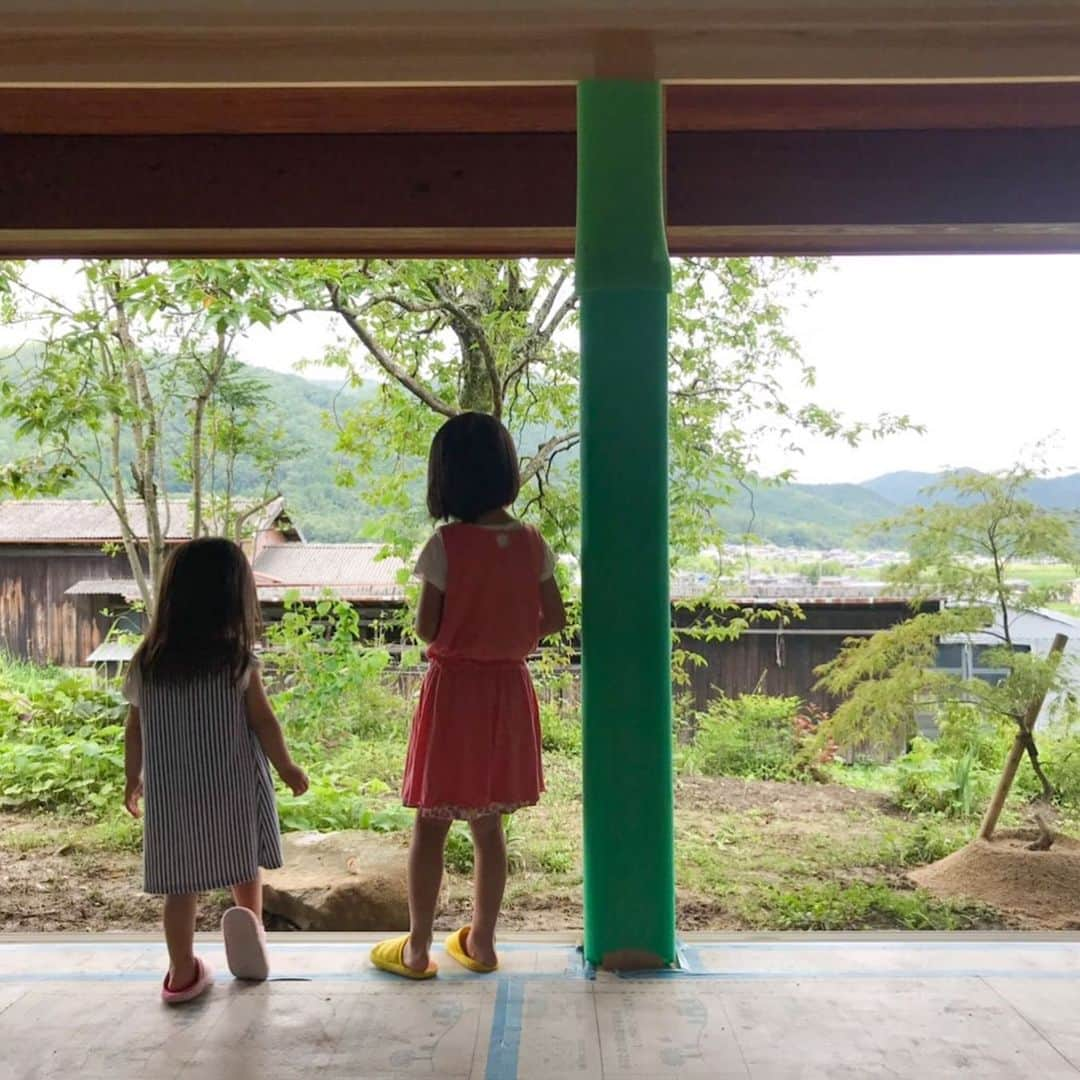 シーエッチ建築工房 さんのインスタグラム写真 - (シーエッチ建築工房 Instagram)「⠀⠀⠀⠀ うきうき、わくわく、 ⠀⠀ 自然豊かな場所ではじまる ⠀⠀ のどかな暮らし ⠀⠀ その始まりとなる 家づくり ⠀⠀ もうすぐ完成です♪⠀⠀ ⠀⠀ □■木の家完成見学会■□ 亀岡市「薪ストーブのある里山の家」 7月27日(土)・28日(日) 10:30〜16:00（最終受付15:30） ※ご来場には事前のご予約が必要です。 HPやお電話にてお問い合わせください。 ──────────── 株式会社シーエッチ建築工房 兵庫県宝塚市仁川台76番地 0798-52-8863 https://www.ch-wood.co.jp ──────────── @ch_kenchiku 広報スタッフ募集中♪ 詳しくはお問い合わせください！ ⠀⠀ ⠀⠀ #木の家 #注文住宅 #新築 #一戸建て#家づくり #住まい #暮らし #日々のこと #マイホーム #たからづかな生活#ときめく日々がたからもの宝塚 #宝塚市 #西宮市 #伊丹市 #川西市 #スローライフ #自然素材 #国産材 #暮らしを楽しむ #自然と暮らす #こどもと暮らす #季節を楽しむ #洗面 #キッチン #夕日 #家庭菜園 #玄関 #リビング ⠀⠀」7月17日 0時17分 - ch_kenchiku