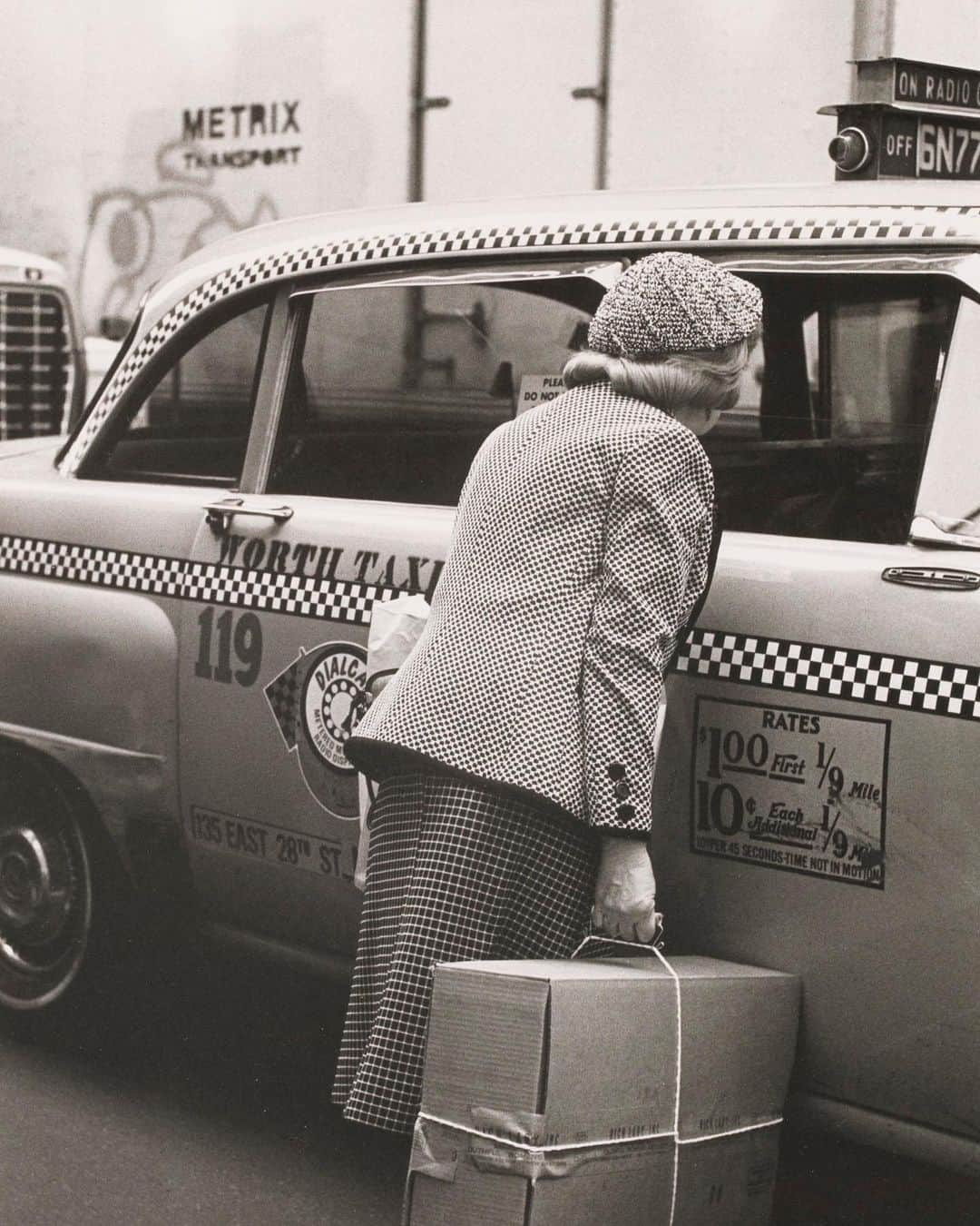 クリスティーズさんのインスタグラム写真 - (クリスティーズInstagram)「And a big yellow taxi took my girl away... 🚕 🚕 🚕 .⠀ Step back in time with our online-only auction ‘Photographs: New York, New York’, presenting 34 photographs of New York City. Bidding is open until 24 July.⠀ .⠀ Helen Levitt (1913–2009), ‘New York (Woman with taxi)’, 1982. Estimate: $4,000-6,000.⠀ .⠀ Photographs: New York, New York online auction, 16–24 July.⠀ .⠀ #photography #photography #newyork #newyorkcity #art #artwork #artist #photographer #helenlevitt #yellowtaxi」7月17日 0時26分 - christiesinc