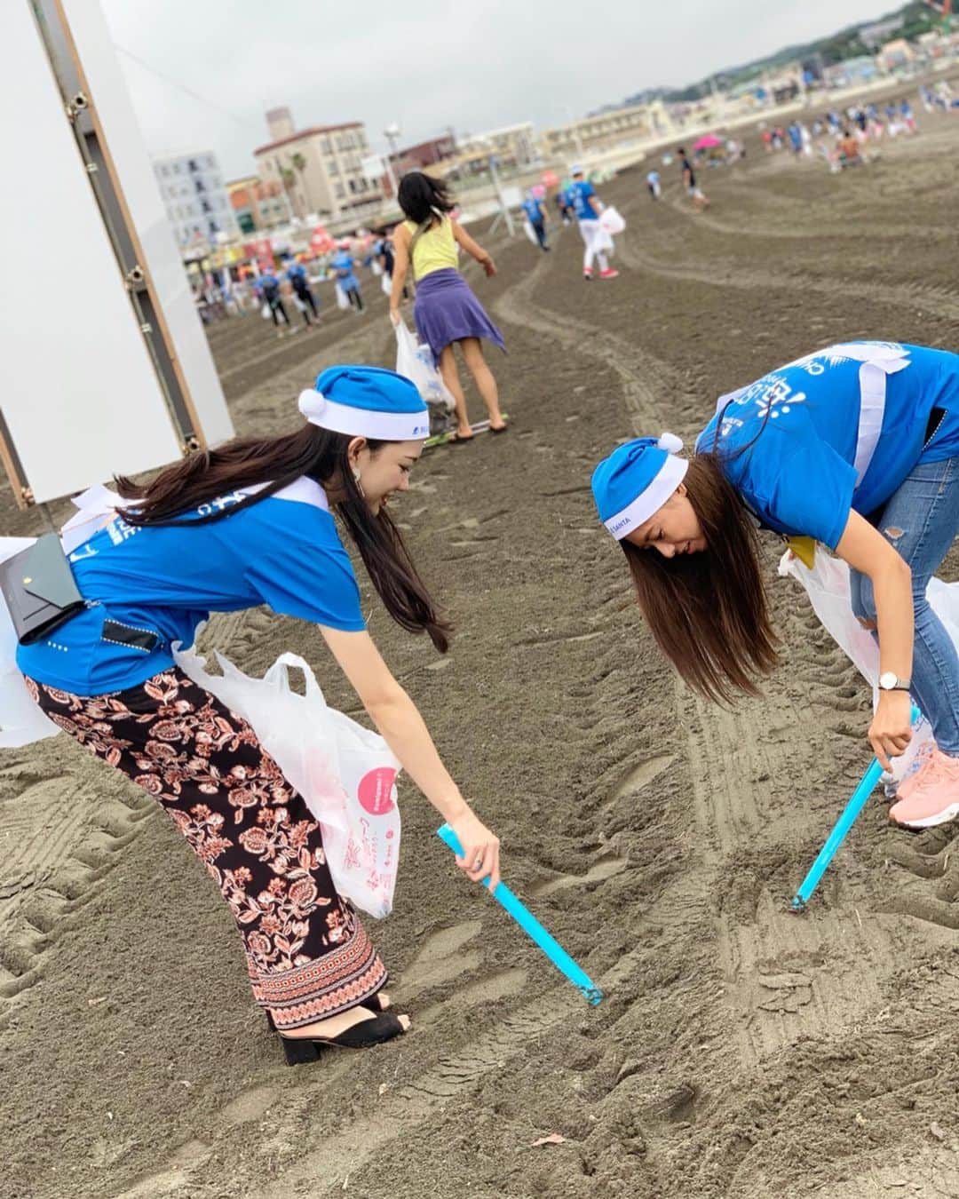 土屋炎伽さんのインスタグラム写真 - (土屋炎伽Instagram)「. 7月15日は『海の日』🌊 #海と日本PROJECT の一環である ビーチクリーンイベント、 #ブルーサンタ に参加してきました🎅🏖 . このイベントは 海の問題や社会課題の解決に取り組んでいる 『日本財団』と、 江の島で「目指せ！日本一楽しいゴミ拾い」 をモットーに活動している 『NPO法人 海さくら』が中心となって、 毎年海の日に行っている環境イベントです。 . #missjapan のチームメンバーと 青いサンタクロースになって、 いざゴミ拾いへ💪 砂を少し掘ってビニール袋を見つけたり、 ガラスの破片を集めたり… 楽しくゴミ拾いをしながら 環境問題を身近に、 自分のこととして捉えることができた 貴重な経験となりました。 . 海のゴミは、街や川のゴミがたどり着いて 増えていきます。 実際にやってみることで分かること、 感じることが沢山あるので、 みなさんも、街や海や川で 身の回りのゴミに 気づいてみてください☺️ そして気づいたら、ぜひ、その次の一歩へ…✨ 私は今回のイベントをきっかけに、 環境へ取り組む一歩を感じることが出来ましたが この一歩を重ねていくことが大切だと思うので ゴミ拾い活動、続けていきたいと思います😌 . #海の日 #ブルーサンタ2019 #海と日本  #umisakura #海さくら #ビーチクリーン#環境保護 #sdgs #海の豊かさを守ろう #missjapan2019 #missjapan #ミスジャパン」7月17日 0時32分 - honoka.t8