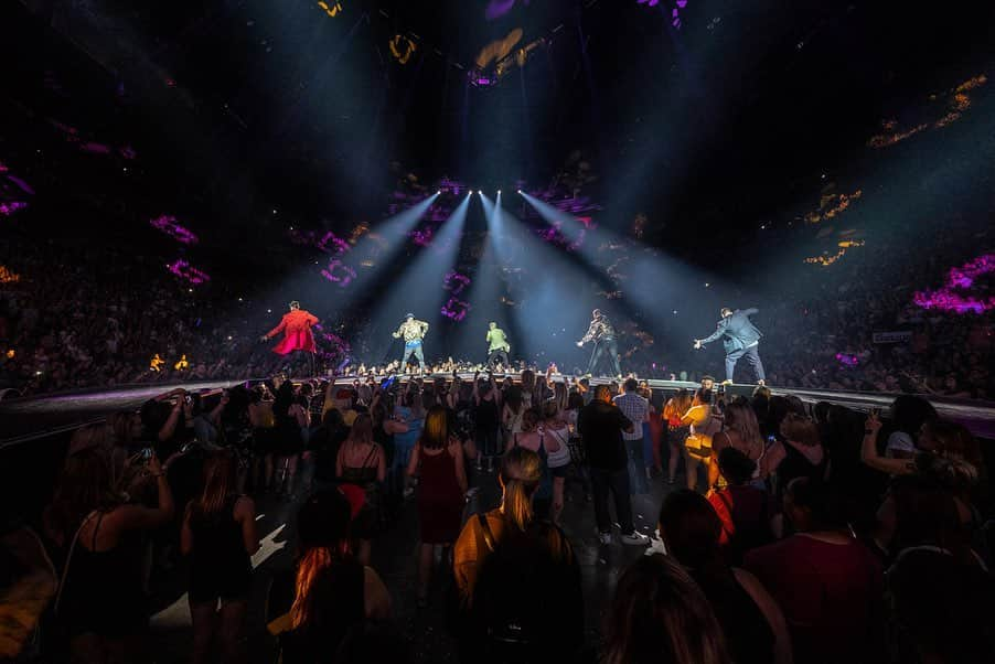 backstreetboysさんのインスタグラム写真 - (backstreetboysInstagram)「All we have to say is WOW, Montreal!! #DNAWorldTour #BSBMTL」7月17日 0時34分 - backstreetboys