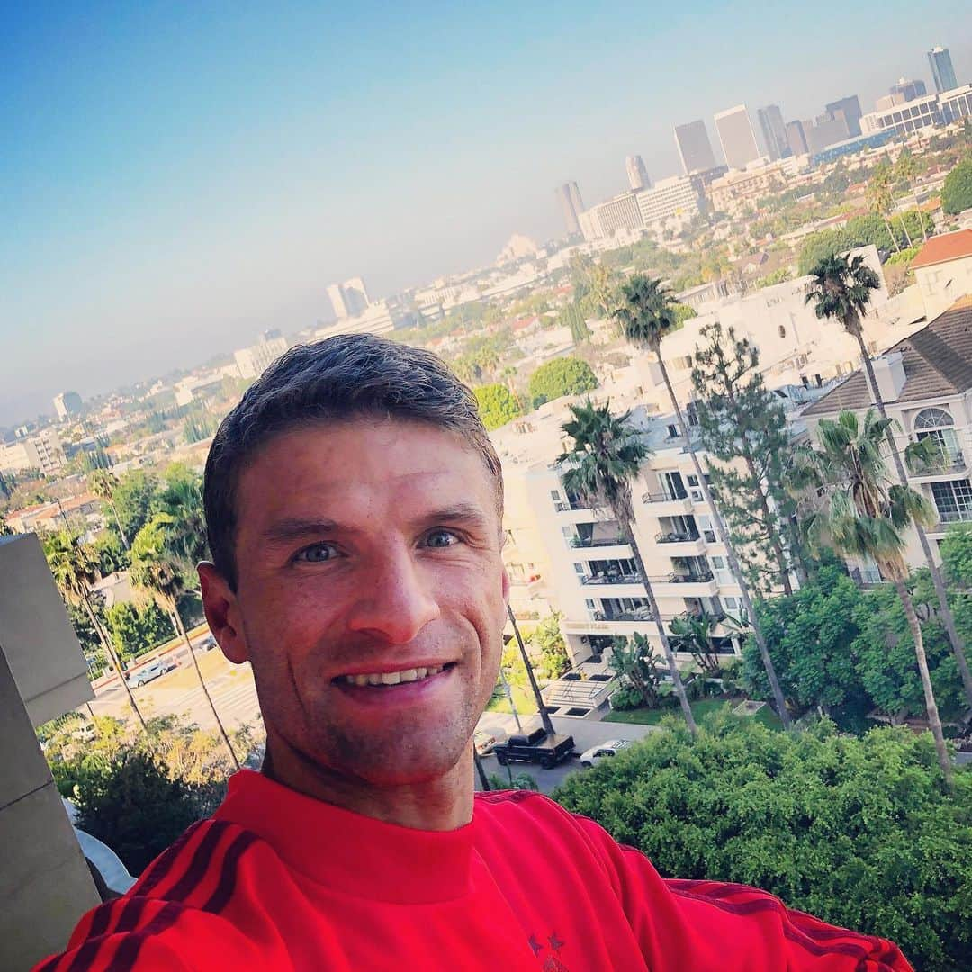 トーマス・ミュラーさんのインスタグラム写真 - (トーマス・ミュラーInstagram)「Good morning L.A. after 9 hours sleep 😀🌞 Two training sessions are waiting for us in the City of Angels #PACKMAS #FCBayern #esmuellert #USAtour #ThomasMüller #summertour」7月17日 0時52分 - esmuellert