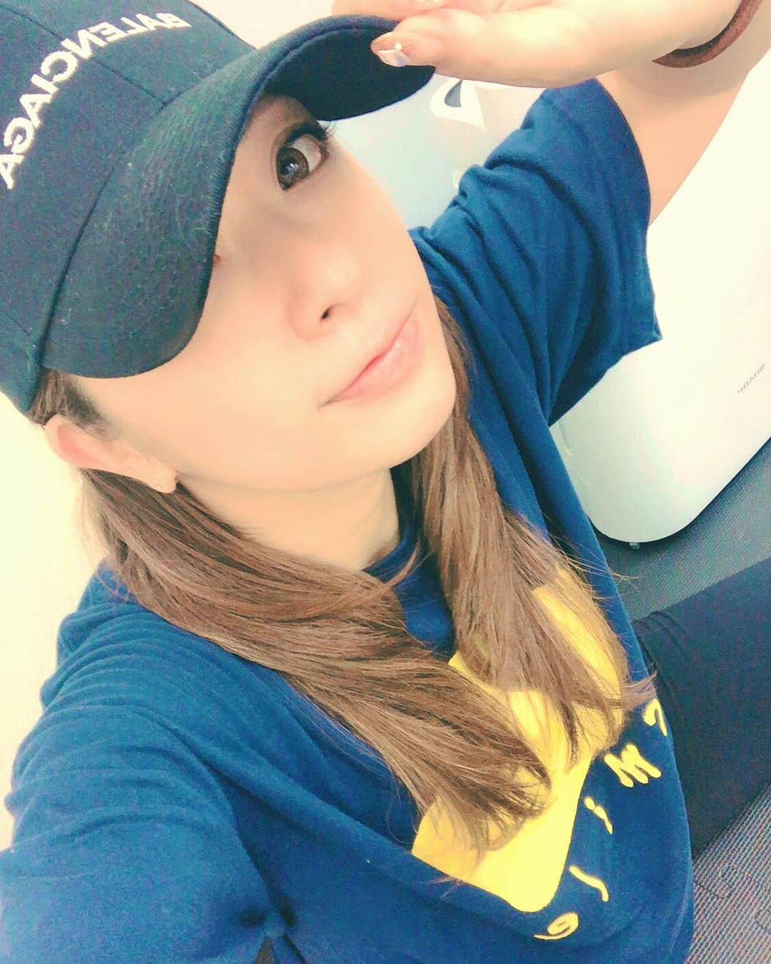 野崎鮎のインスタグラム：「雨が降ったり止んだりの火曜日⋆̩☂︎*̣̩ 毎週火曜日恒例のゆうきちゃんとパーソナルトレーニング💪 ヤクルトスワローズのsmileTシャツで気合い入れてガッツリ運動👍 んっ！？ 雨やんできたぞ🙄👍 ってことで急遽二人が大好きな場所神宮球場へgo💨 久しぶりのヤクルトスワローズの応燕‼️ やっぱり神宮球場に来ると興奮してテンションが上がる私達🤣🥴 2人で「あぁ〜幸せ〜♥️」ってえみふる☺笑顔こぼれるꉂꉂ😆 レフトスタンドで、いつものメンバーに会えて みんなで応援歌歌うわ踊るわ（笑） 応燕が選手に届くといいなぁ🤗 試合は負けほー😭だったけどswallows愛は変わらない💋 シーズン後半戦👍 最後まで気合い入れて応燕します♥️ 全力で応燕、全力でお仕事‼️ メリハリ大事‼️ #jewelbodymake #ジュエルボディメイク  #池袋 #gogoswallows #つば九郎 #bestfriend と #神宮球場 #swallows #ヤクルトスワローズ #yakultswallows #負けほー #大好きな場所 #baseball #パーソナルトレーニング #personal #トレーニング #training #mirror9 #fashion #トレーニングウェア #ボディメイク #筋トレ #筋トレ女子 #smile #goodlife #goodtime #goodday #happy #thankyou ♡」