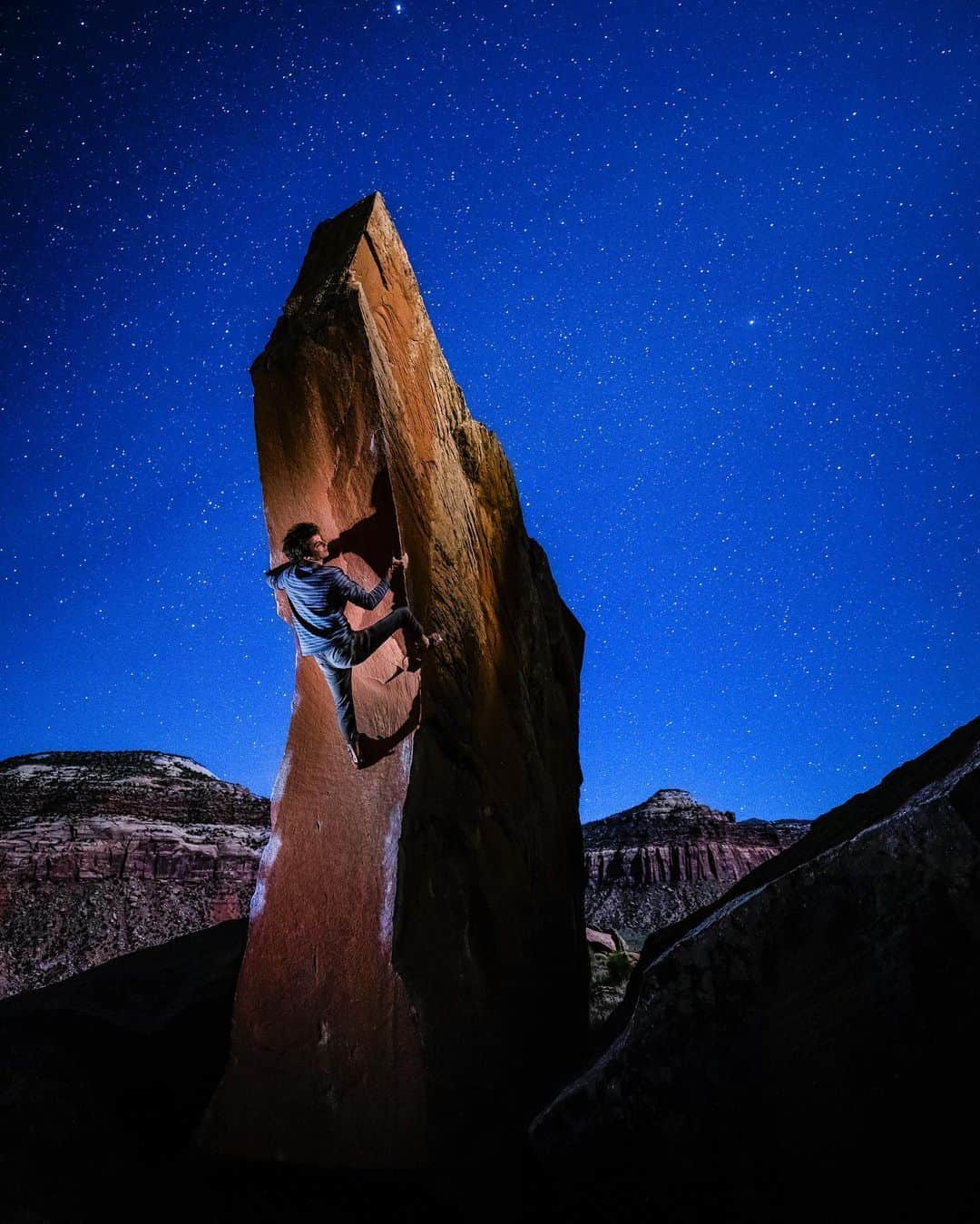 ポール・ロビンソンのインスタグラム：「Photo: @bendingthelight it was a pleasure to shoot with and learn from the incredible cinematographer and photographer, Wesley Johnson, while out in Indian creek. I love the single exposure shot we took at night and I hope you all enjoy it as well. Also, new video on the YouTube channel! Peep 👀 it :) #bouldering」