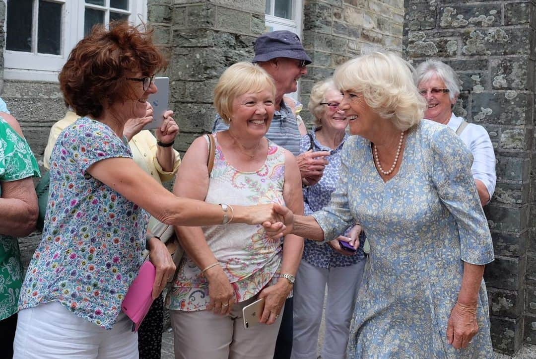 クラレンス邸さんのインスタグラム写真 - (クラレンス邸Instagram)「Day two of Their Royal Highnesses annual tour of the South West began this morning with a visit to @ginstersofcornwall to help mark 50 years of the Cornish bakery. The family-run company has been baking pasties in Callington since 1969, and The Duchess was given a pasty masterclass by baker Toby! Their Royal Highnesses then travelled to Devon where they toured Tavistock’s Community Festival of Food and Crafts, trying a range of delicious local produce and meeting well-wishers. 📸 1: PA」7月17日 0時55分 - clarencehouse