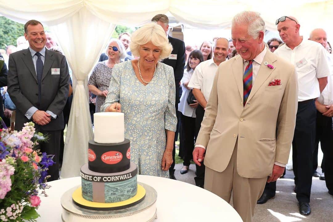 クラレンス邸さんのインスタグラム写真 - (クラレンス邸Instagram)「Day two of Their Royal Highnesses annual tour of the South West began this morning with a visit to @ginstersofcornwall to help mark 50 years of the Cornish bakery. The family-run company has been baking pasties in Callington since 1969, and The Duchess was given a pasty masterclass by baker Toby! Their Royal Highnesses then travelled to Devon where they toured Tavistock’s Community Festival of Food and Crafts, trying a range of delicious local produce and meeting well-wishers. 📸 1: PA」7月17日 0時55分 - clarencehouse