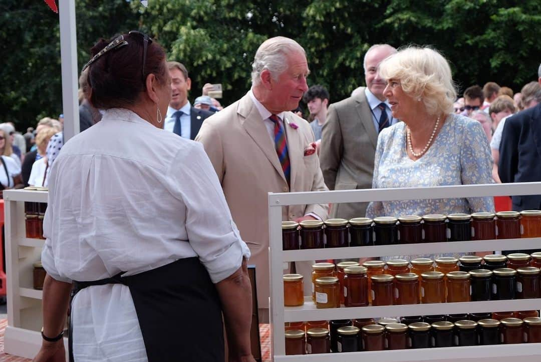 クラレンス邸さんのインスタグラム写真 - (クラレンス邸Instagram)「Day two of Their Royal Highnesses annual tour of the South West began this morning with a visit to @ginstersofcornwall to help mark 50 years of the Cornish bakery. The family-run company has been baking pasties in Callington since 1969, and The Duchess was given a pasty masterclass by baker Toby! Their Royal Highnesses then travelled to Devon where they toured Tavistock’s Community Festival of Food and Crafts, trying a range of delicious local produce and meeting well-wishers. 📸 1: PA」7月17日 0時55分 - clarencehouse