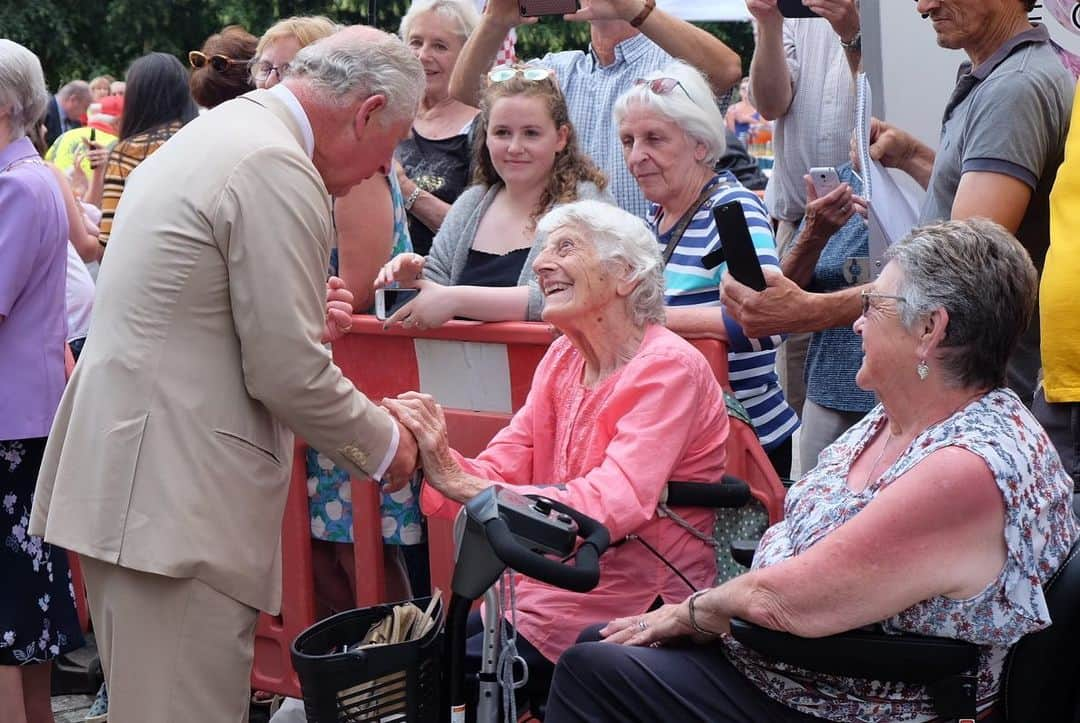 クラレンス邸さんのインスタグラム写真 - (クラレンス邸Instagram)「Day two of Their Royal Highnesses annual tour of the South West began this morning with a visit to @ginstersofcornwall to help mark 50 years of the Cornish bakery. The family-run company has been baking pasties in Callington since 1969, and The Duchess was given a pasty masterclass by baker Toby! Their Royal Highnesses then travelled to Devon where they toured Tavistock’s Community Festival of Food and Crafts, trying a range of delicious local produce and meeting well-wishers. 📸 1: PA」7月17日 0時55分 - clarencehouse