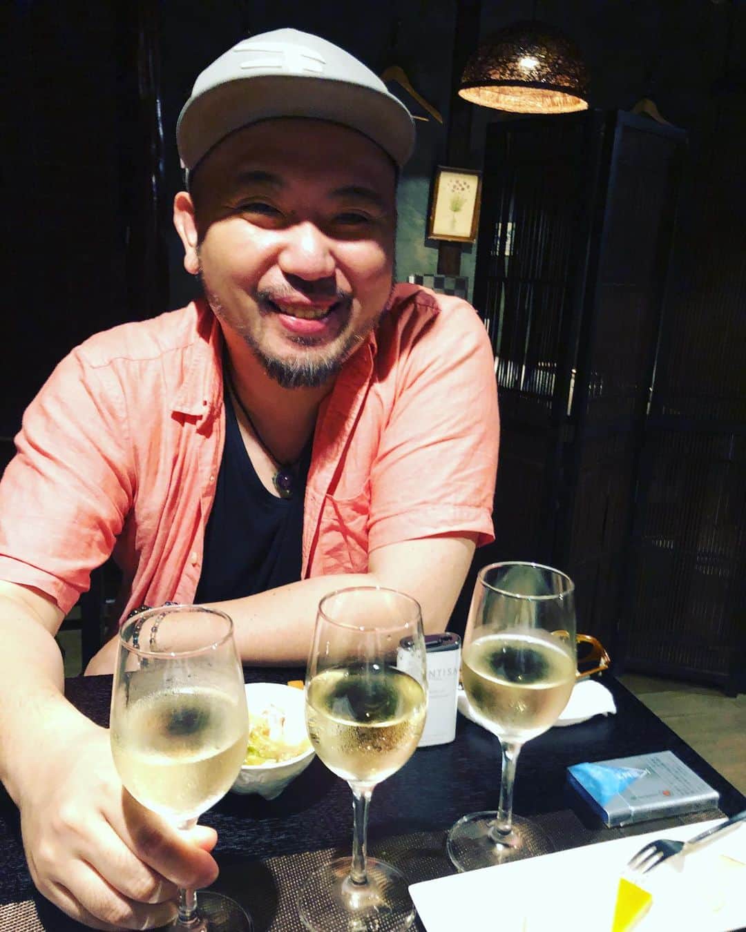 LOVEのインスタグラム：「...それ、一杯目ですよね？笑  仙台の兄様、MONKEY MAJIK Ba. ブラザーDICKが、迎えてくださり、肉を切ってくださり、音楽談義&人生談義。 ゆったり、ご褒美のような夜。はああ。ほっとした。  ベーシスト、という形をした、優しさの塊ですか？  お人柄のトーンがね。なんというか、安定されてて、太い。地に足がついてらっしゃって、安心してニコニコしちゃう。  ってベースの音と同じじゃないですか！！ 「人生で一番美味しいアヒージョだよ。」がほんとに人生イチでした。 毎度ありがとうございます。  舎弟にしてください。  #仙台」