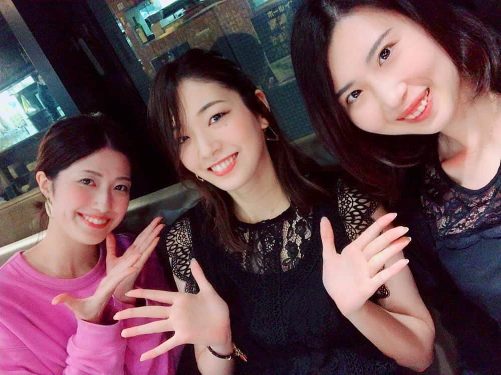 彩花まりさんのインスタグラム写真 - (彩花まりInstagram)「. 優ひかる生誕祭🎉 . いつもの３人で集いましたー！！ お誕生日おーめーでーとー！！ . たくさん喋って笑って お肉をしっかり食べてパワーチャージ☺️ 出会って13年目になる私たち。 毎日のように連絡を取っているのに 話は尽きません。笑笑 . #エリザベート は7週目に入るようで、そろそろ折り返し！ 明日も心を込めて頑張ります！ . . #優ひかる #生誕祭 #朝央れん #彩花まり #宝塚 #95期 #同期  #だいたいこの３人 #音楽学校時代からふざけあってきた仲 #いつもありがとう」7月17日 0時57分 - _mari_ayaka