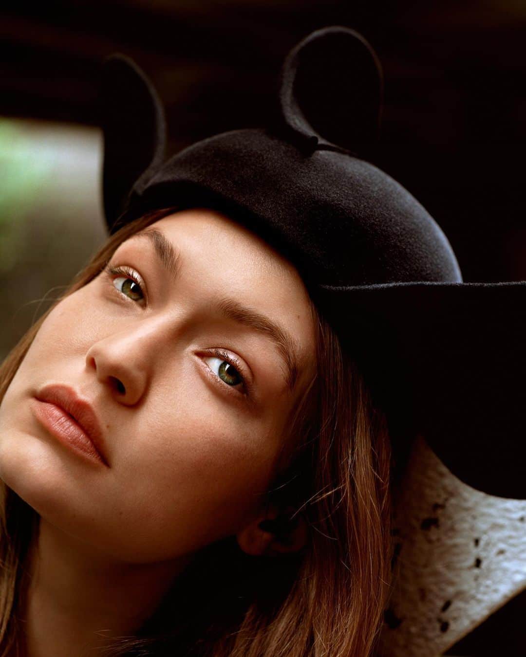 Vogue Italiaさんのインスタグラム写真 - (Vogue ItaliaInstagram)「@gigihadid in our DNA Issue on Newsstands! 🧬 ‘We are all everything’ by @alasdairmclellan styled by #OlivierRizzo. ‘When I was a little girl, I dreamed about becoming a detective, a that’s always something I’ve had inside me. I watch, listen to, and feel out everything, trying to get to the truth. I’m constantly talking to myself, and this is something about me that I don’t think those around me fully understand. I see something similar in Italians, a desire to go deep. Along with a positive attitude about life.’ Tap the link in bio to read more and to see the full story.  Full credits:  #GigiHadid @imgmodels Editor in chief @efarneti Creative director @ferdinandoverderi Casting directors @pg_dmcasting & @samuel_ellis @ DM Fashion Studio Interview @raffaelepanizza Hair @anthonyturnerhair @streetersagency Make-up @lynseyalexander @streetersagency Manicure @lorrainevgriffin On set @ragidholakiaproductions #TheNextChapter #TheDNAissue」7月17日 0時57分 - vogueitalia